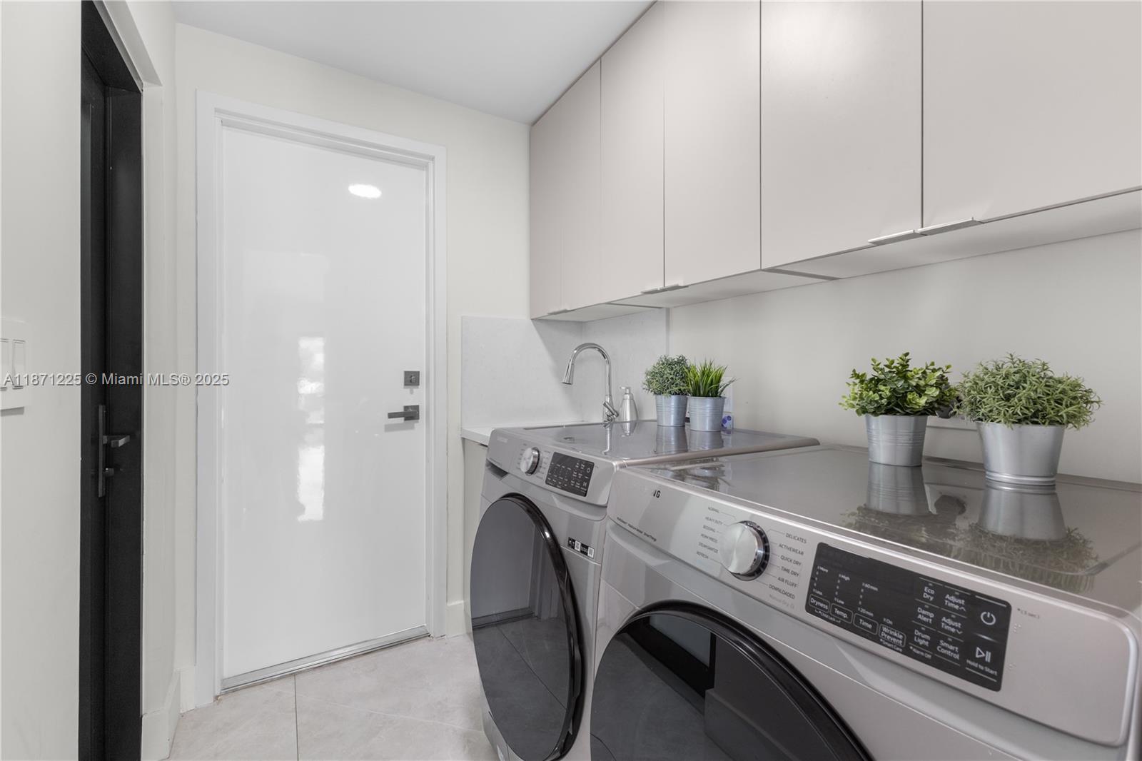 2925 NE 164th St North Miami Beach, FL 33160