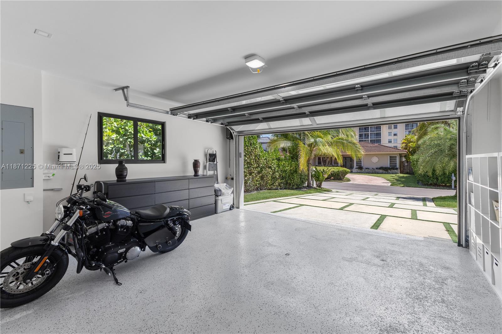 2925 NE 164th St North Miami Beach, FL 33160