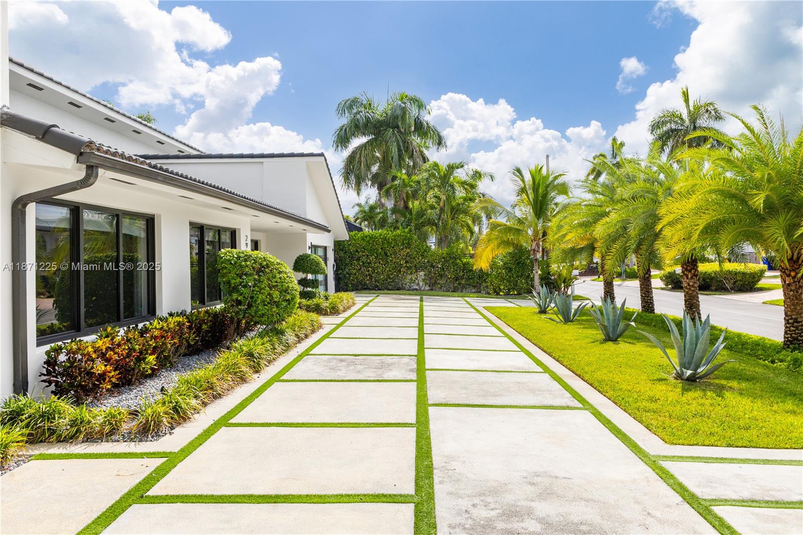 2925 NE 164th St North Miami Beach, FL 33160