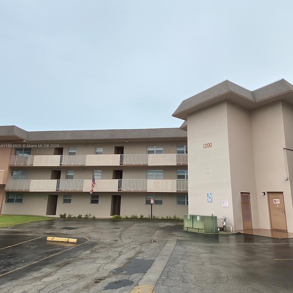 1200 Tallwood Ave #102