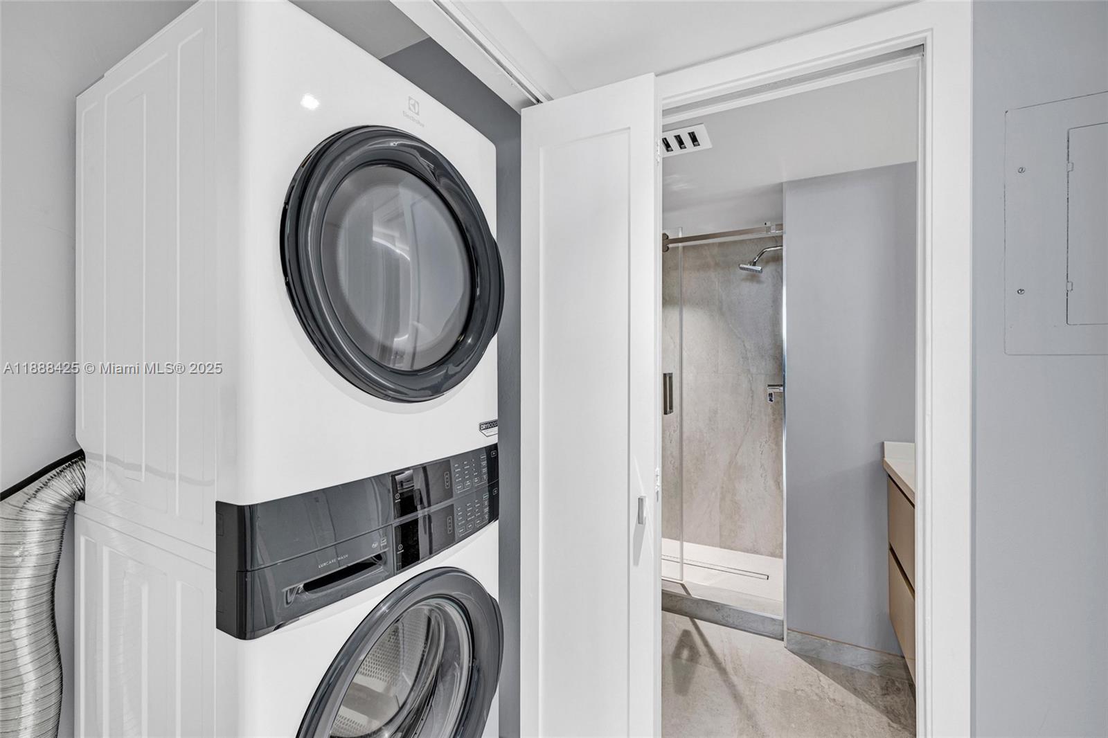 image Yacht Club At Portofino C17