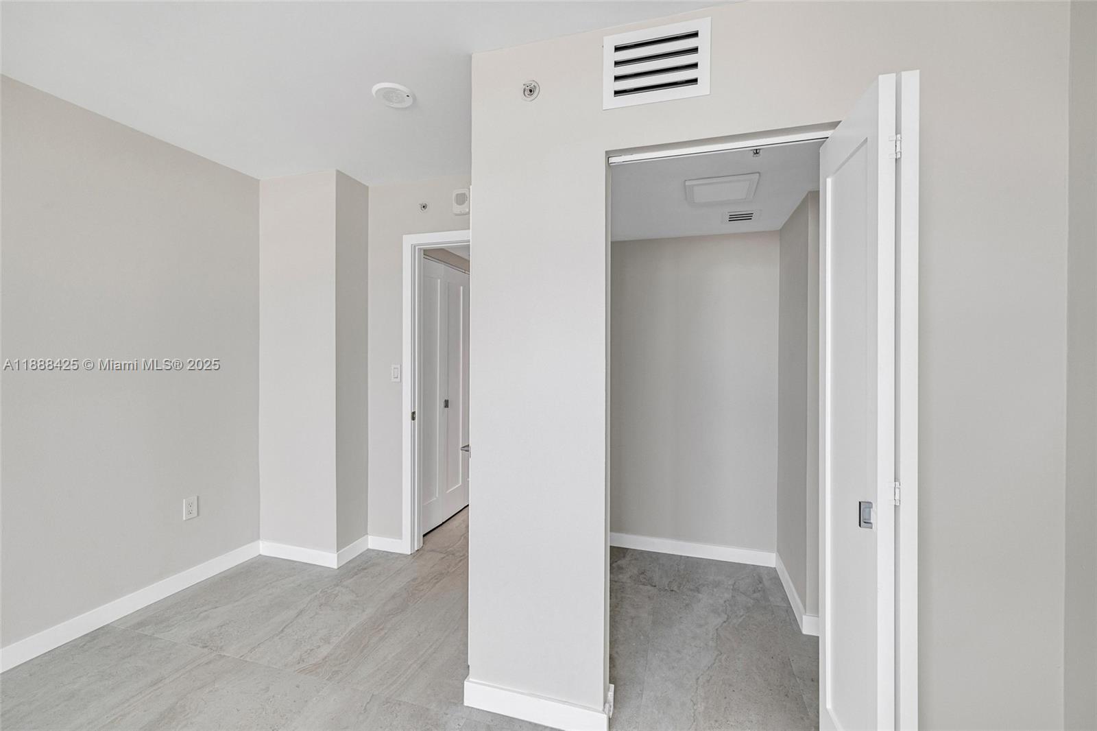 image Yacht Club At Portofino C18