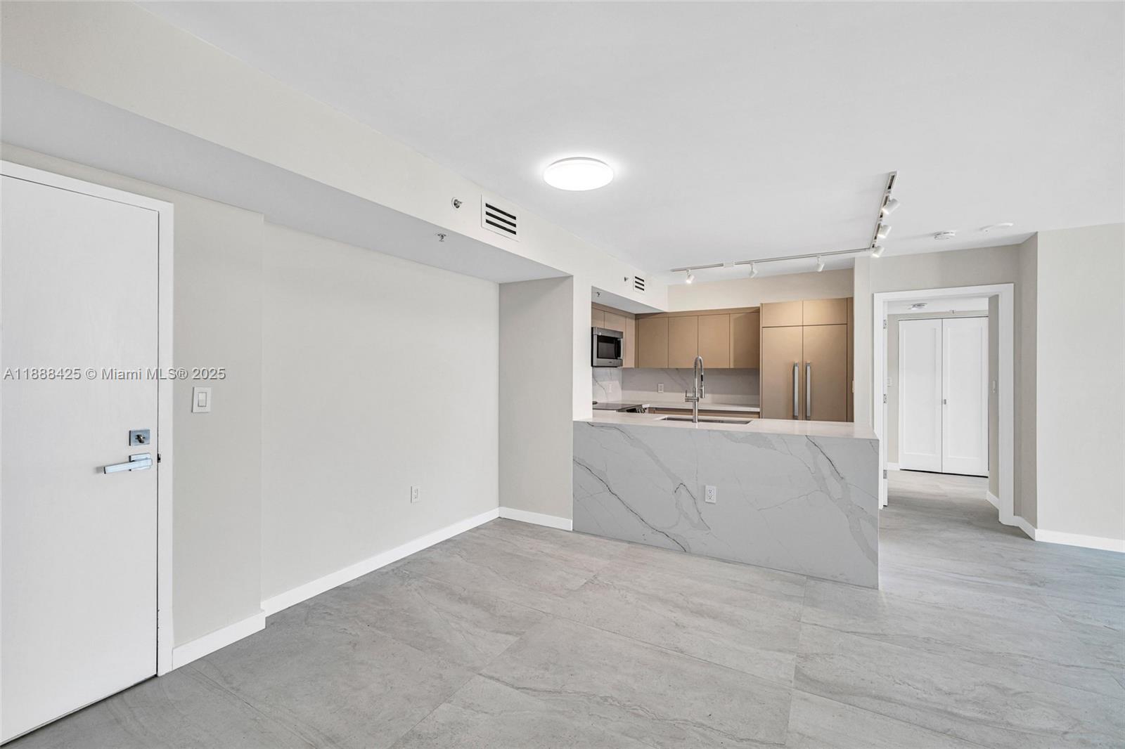 image Yacht Club At Portofino C1