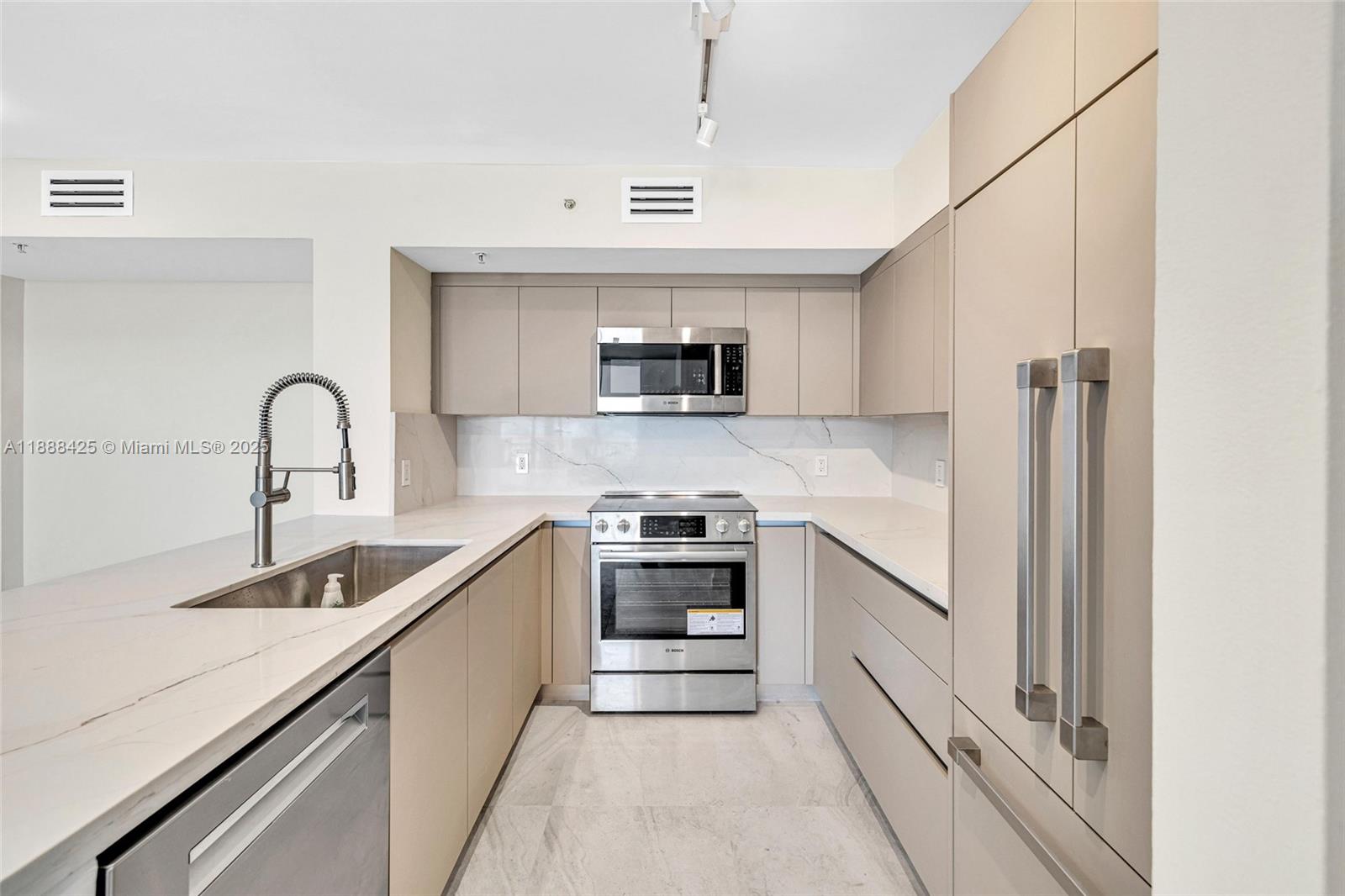 image Yacht Club At Portofino C3