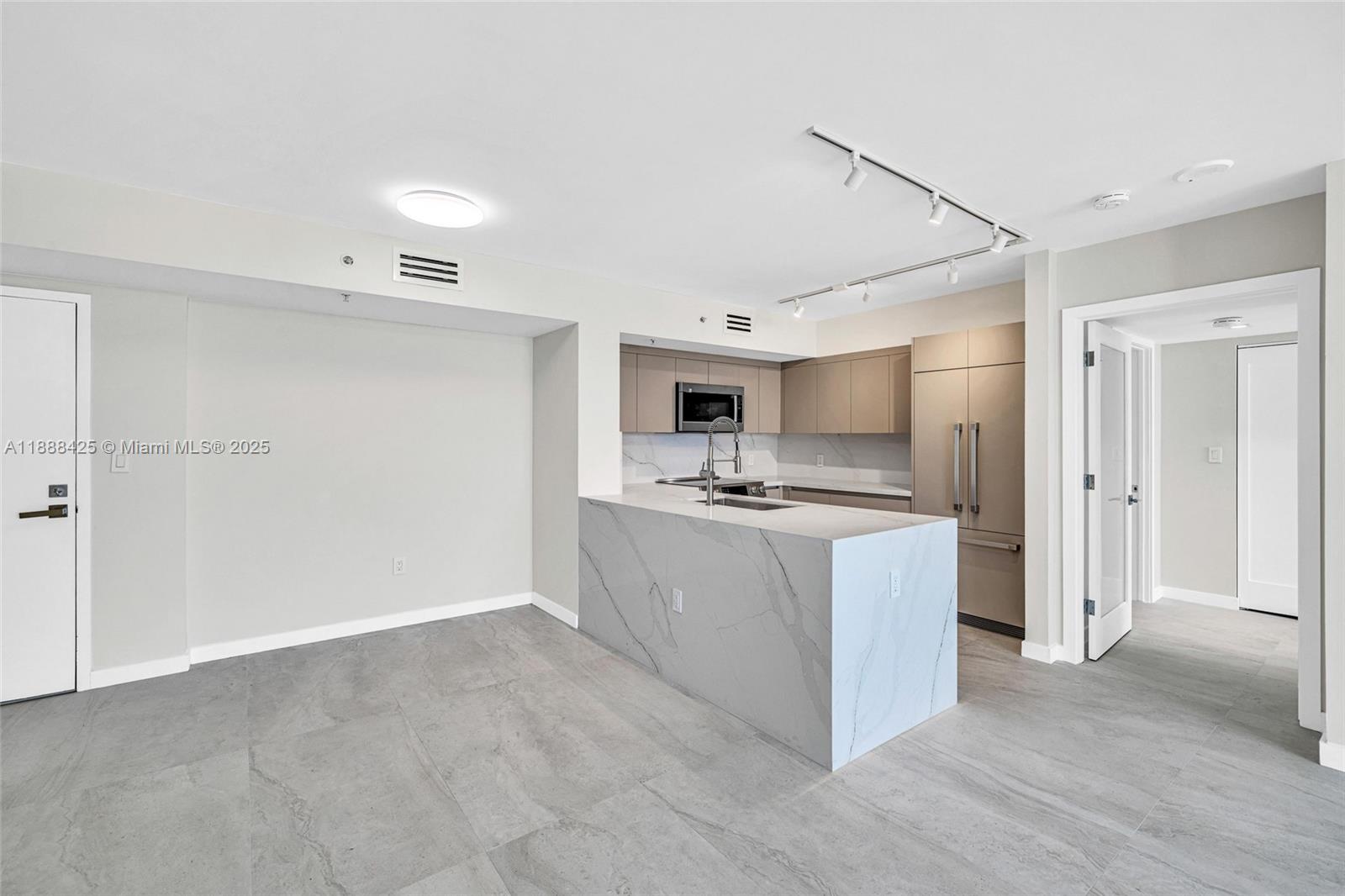 image Yacht Club At Portofino C4