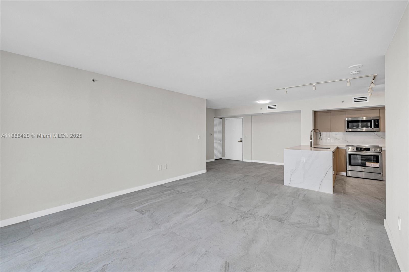 image Yacht Club At Portofino C6