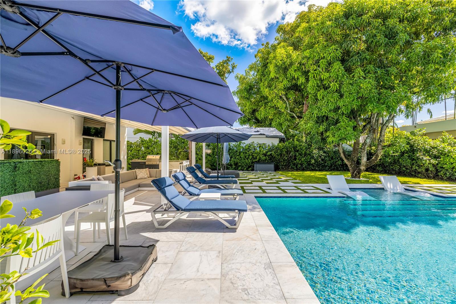 6166 Pine Tree Dr Miami Beach, FL 33140