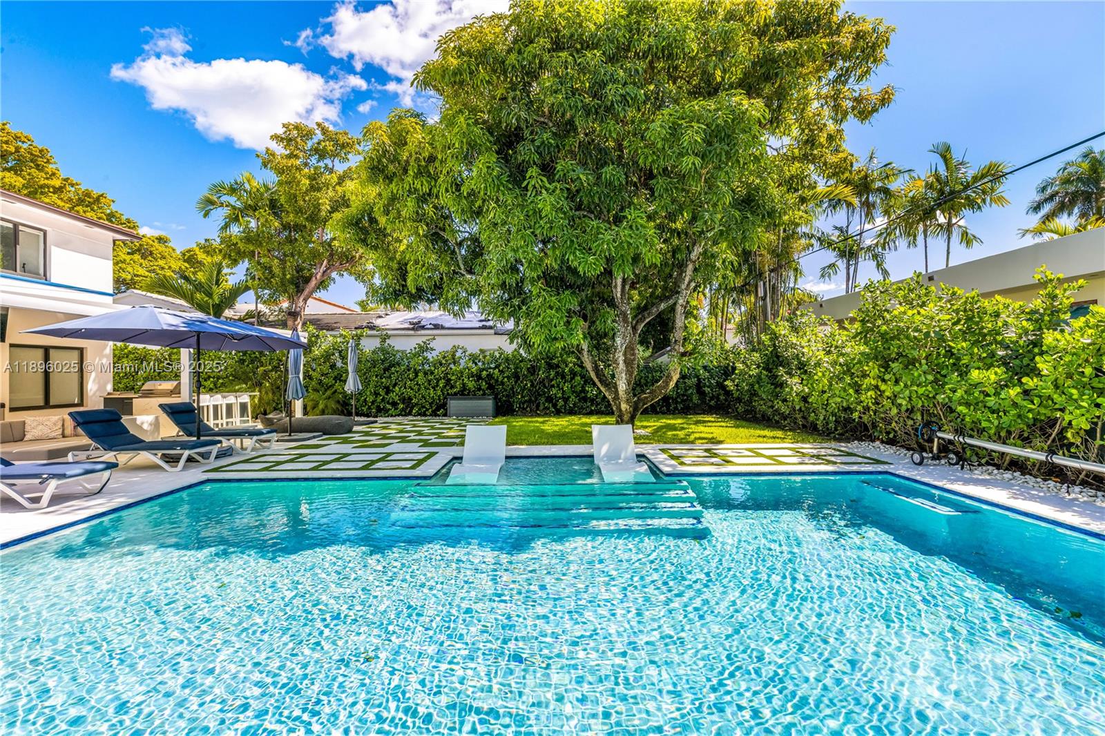 6166 Pine Tree Dr Miami Beach, FL 33140