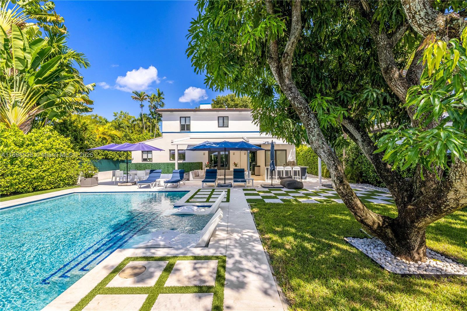 6166 Pine Tree Dr Miami Beach, FL 33140