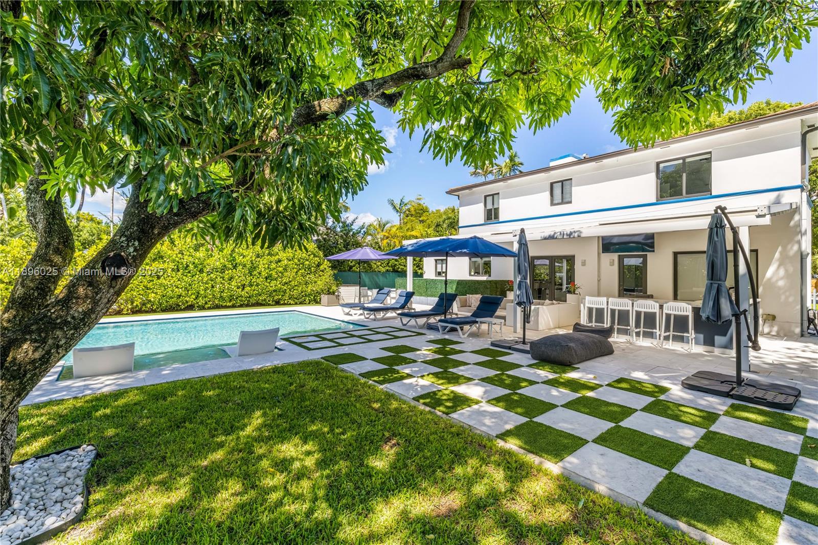 6166 Pine Tree Dr Miami Beach, FL 33140