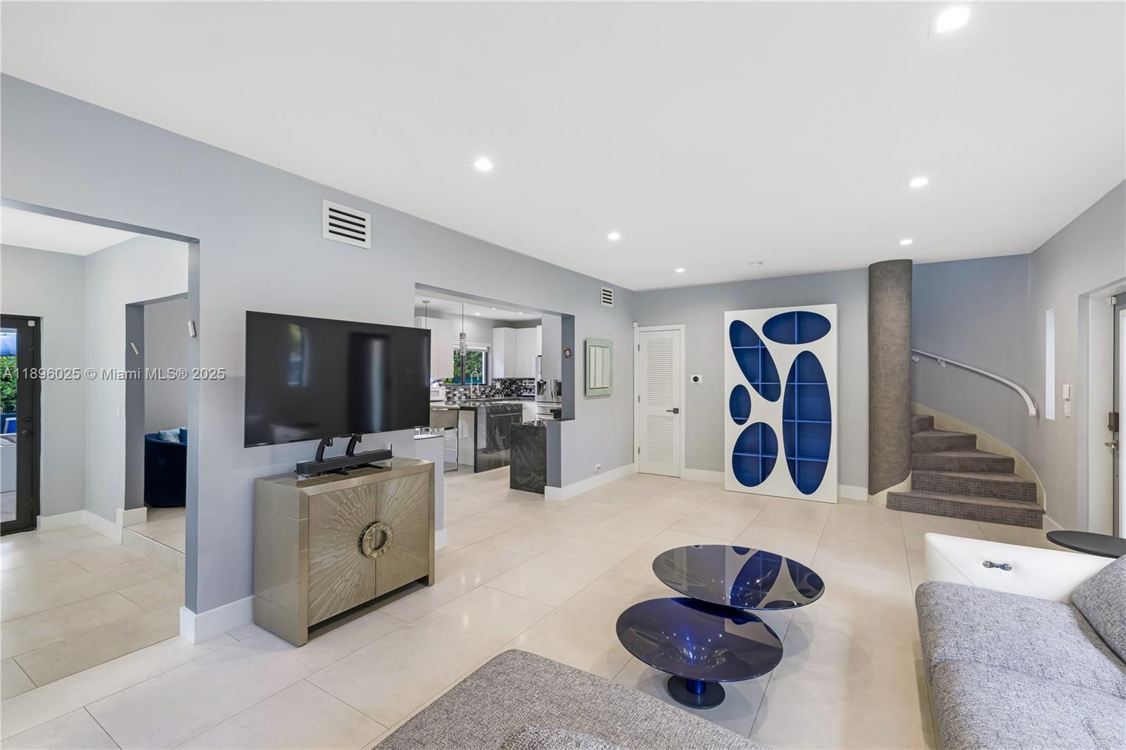 6166 Pine Tree Dr Miami Beach, FL 33140