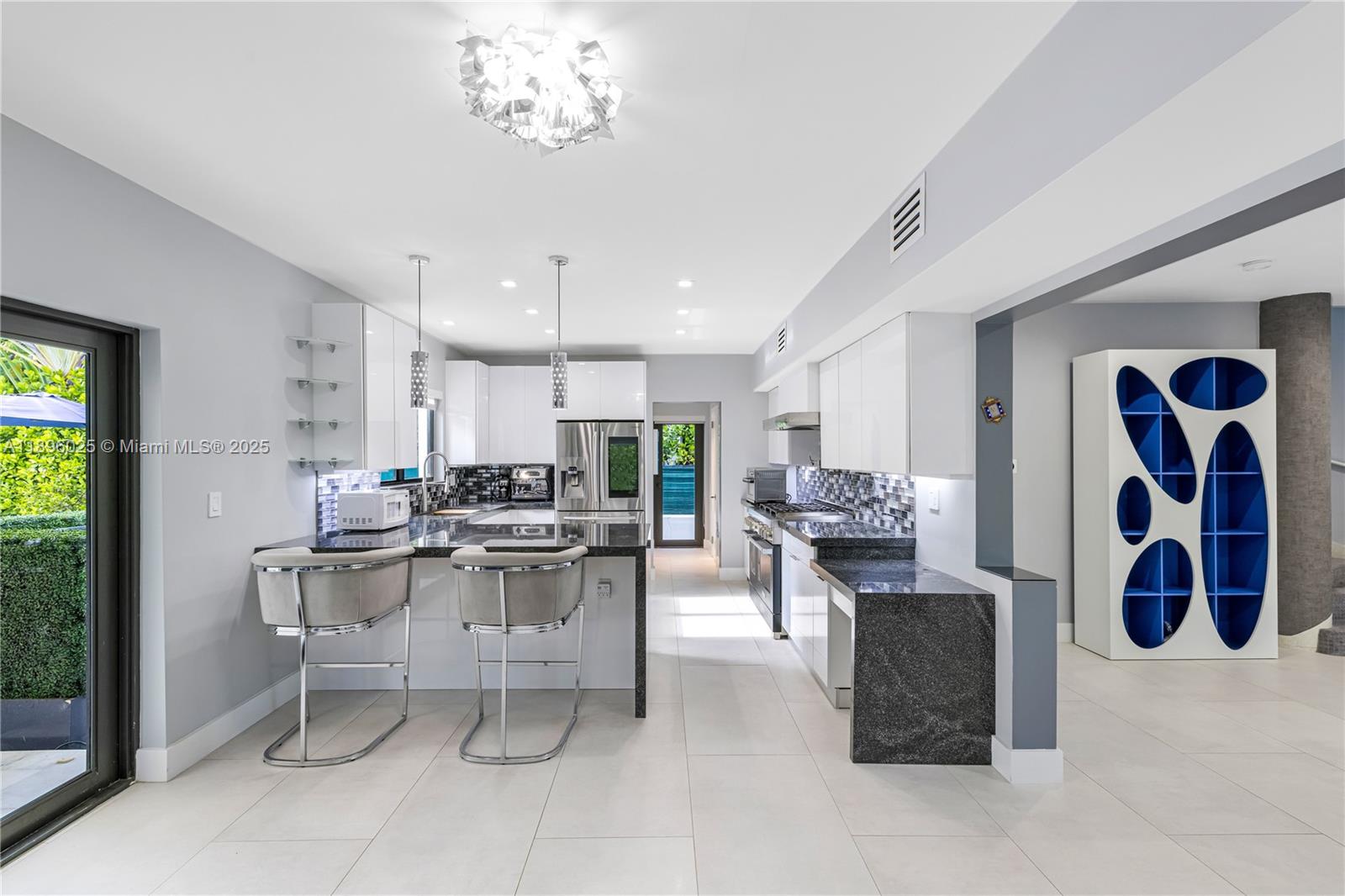 6166 Pine Tree Dr Miami Beach, FL 33140