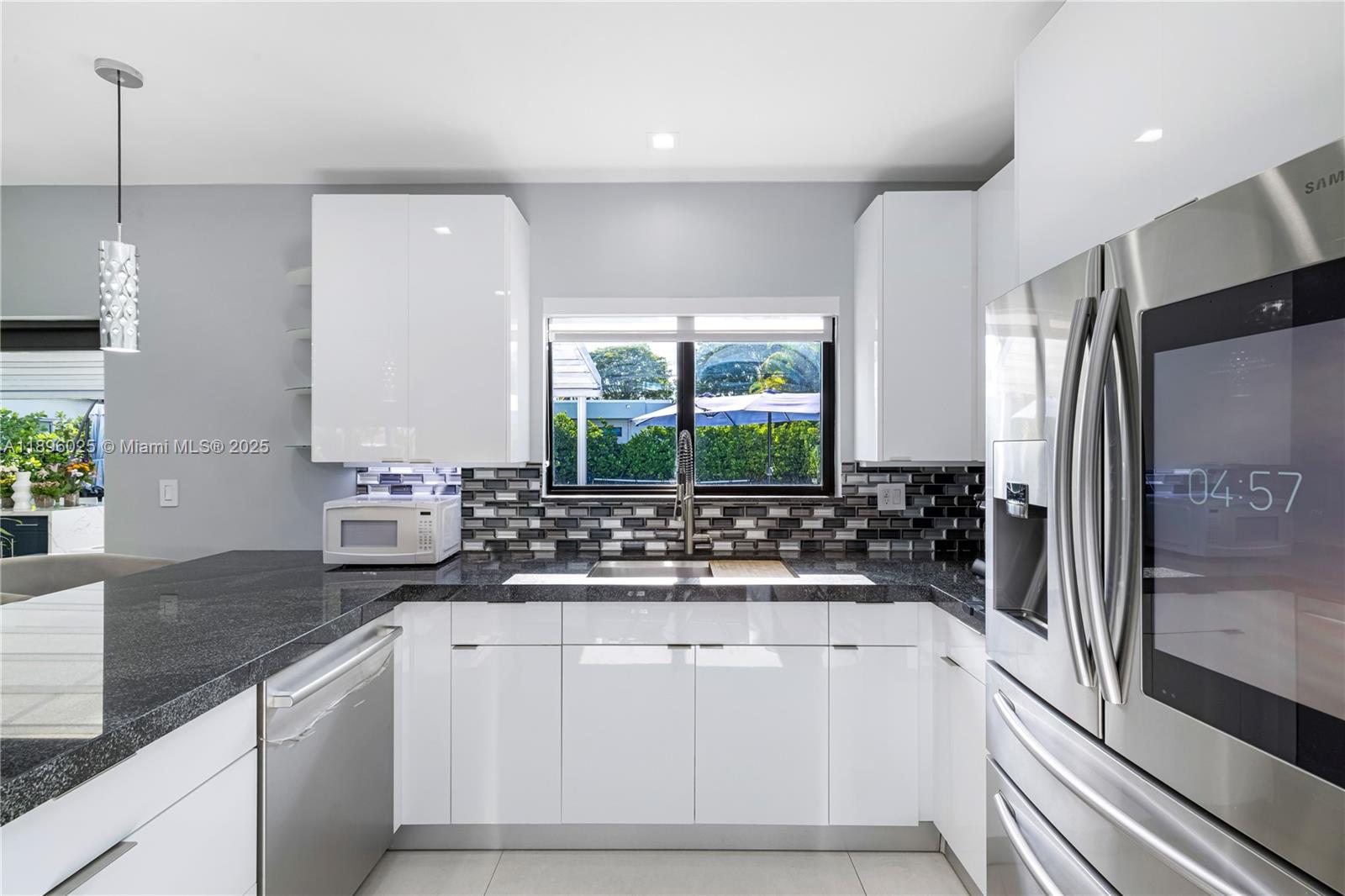 6166 Pine Tree Dr Miami Beach, FL 33140