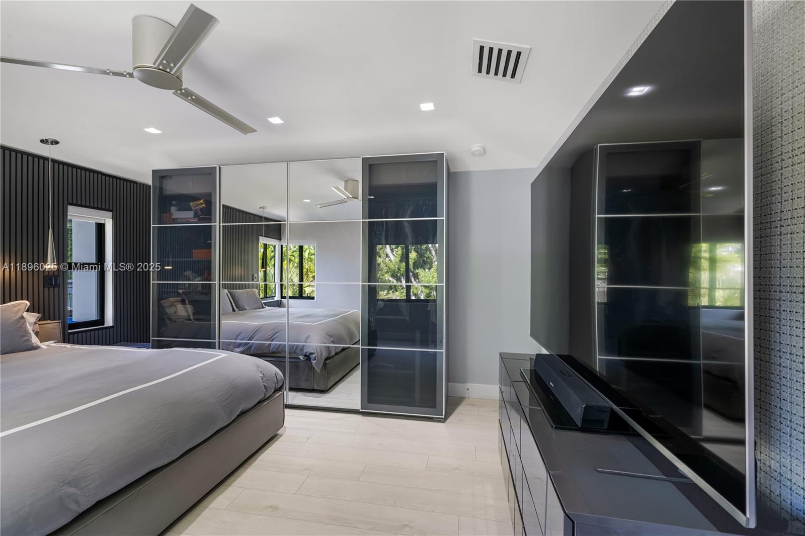 6166 Pine Tree Dr Miami Beach, FL 33140