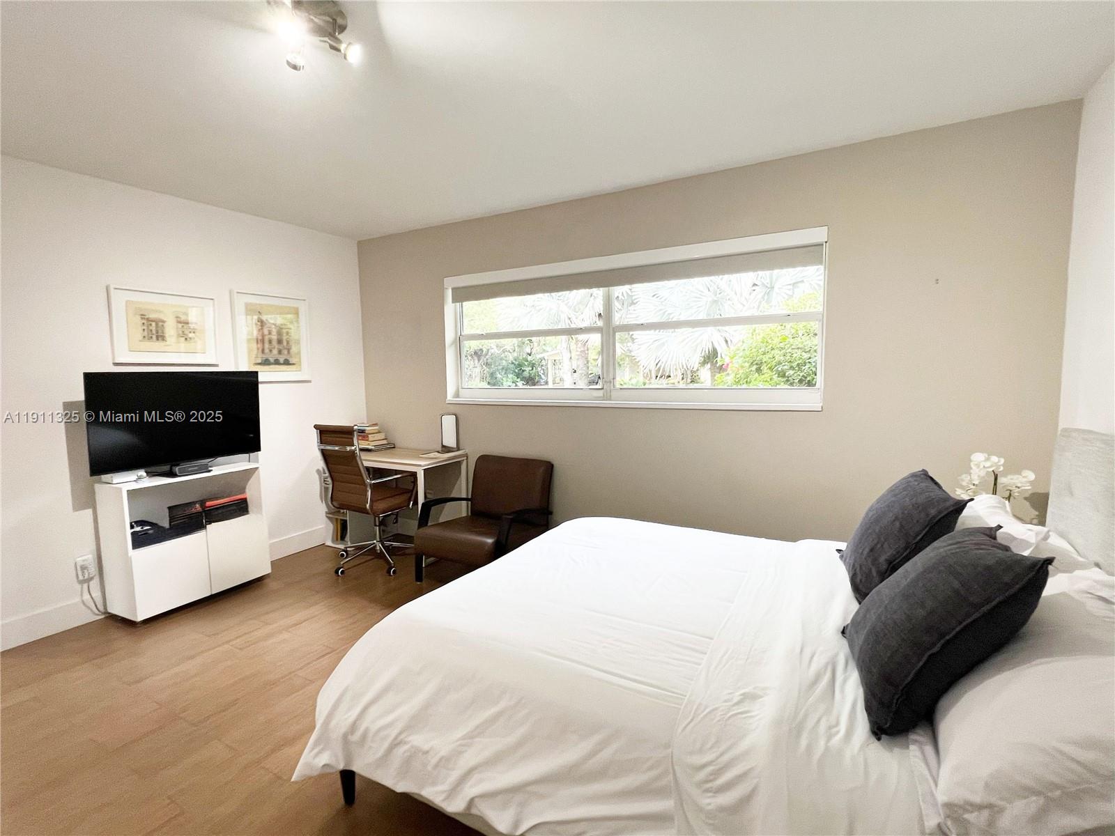 247 E East Shr Dr Miami, FL 33133