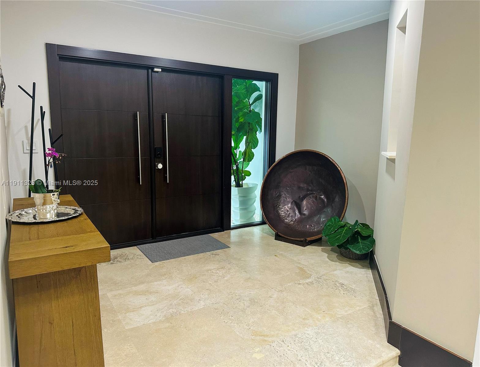 247 E East Shr Dr Miami, FL 33133