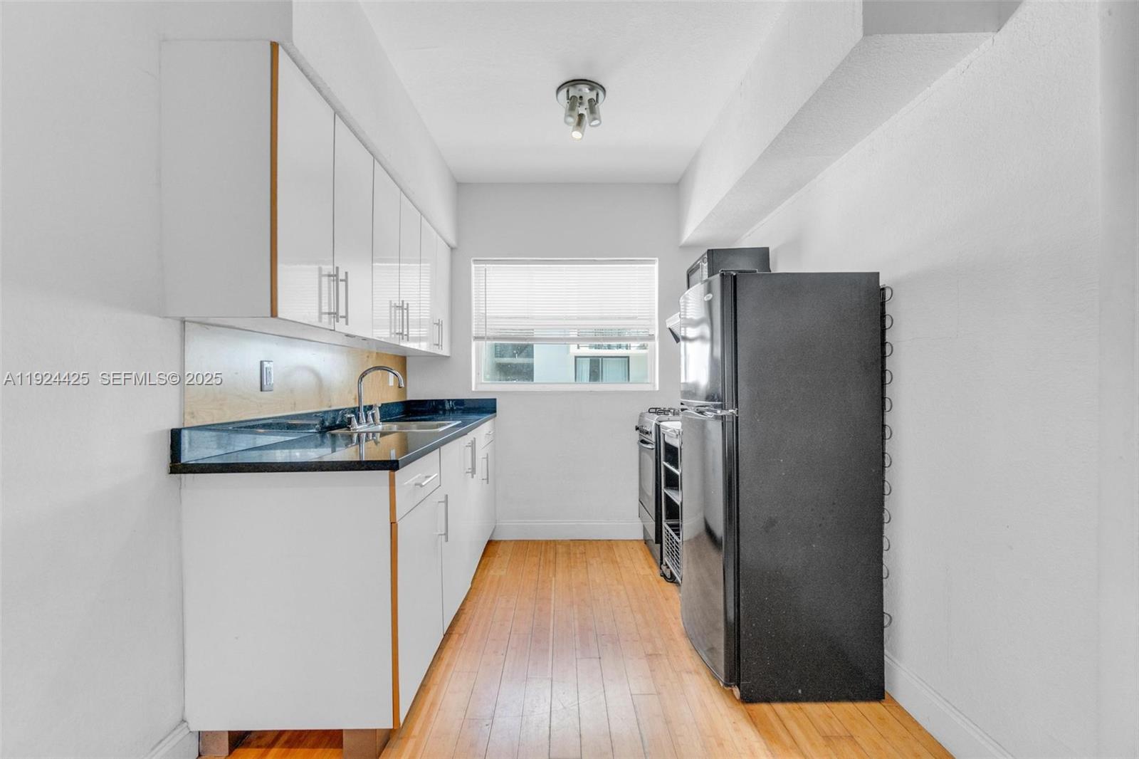 8080 Tatum Waterway Dr #25 Miami Beach, FL 33141