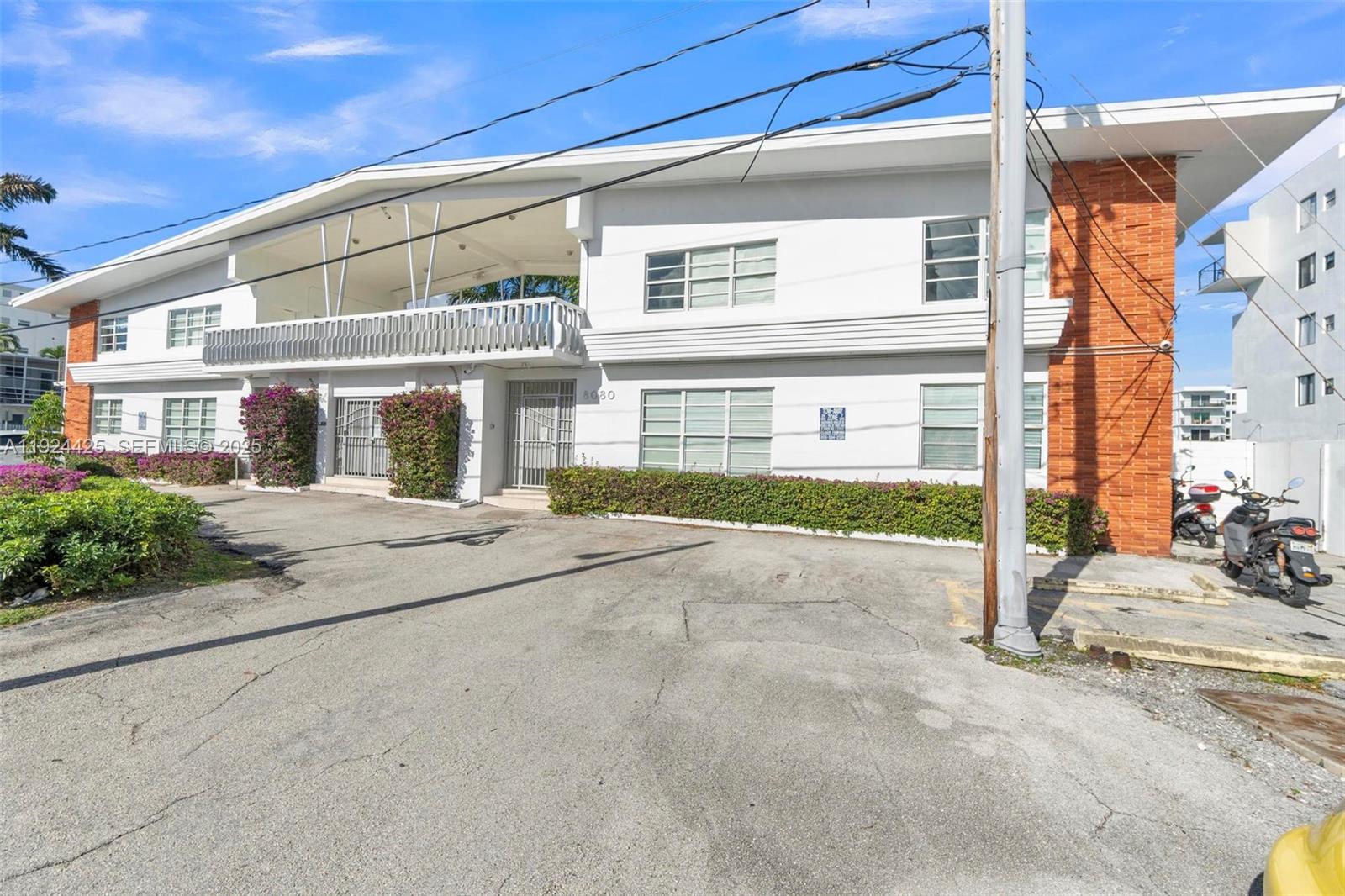 8080 Tatum Waterway Dr #25 Miami Beach, FL 33141