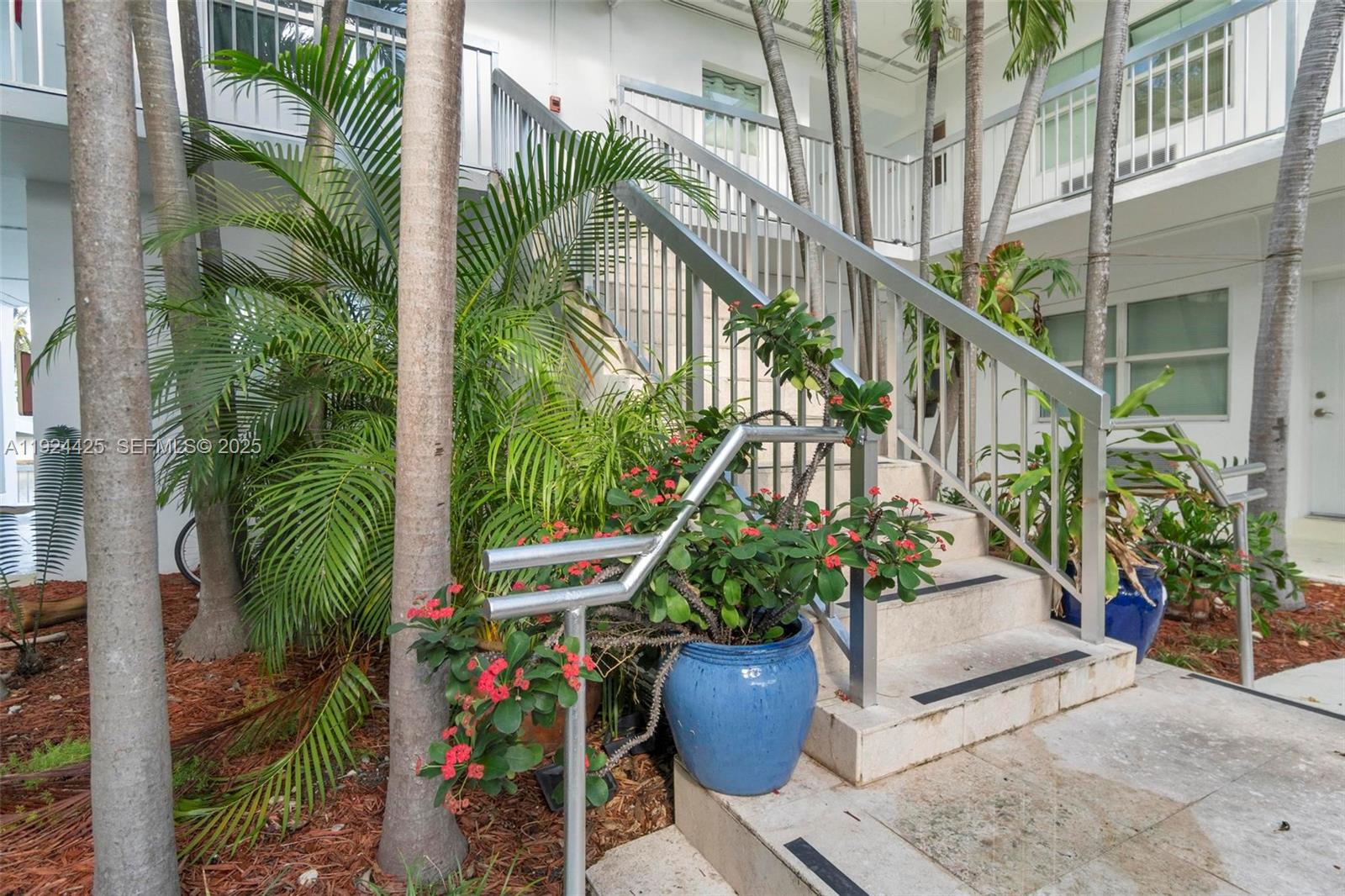 8080 Tatum Waterway Dr #25 Miami Beach, FL 33141