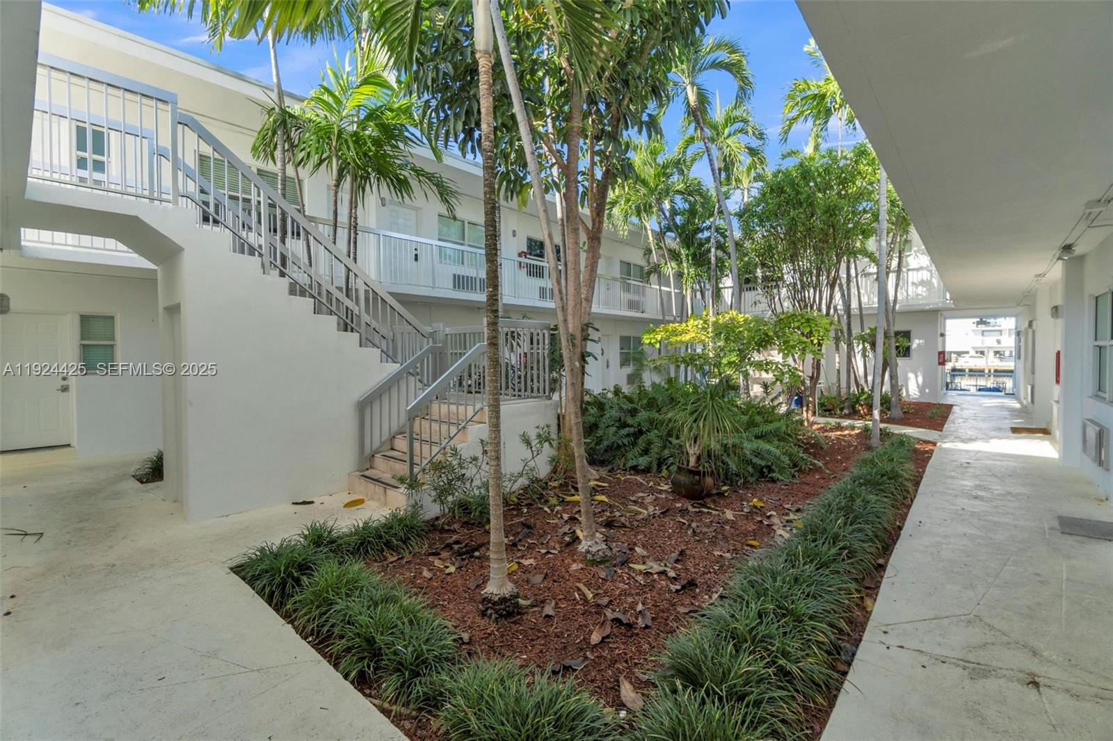 8080 Tatum Waterway Dr #25 Miami Beach, FL 33141