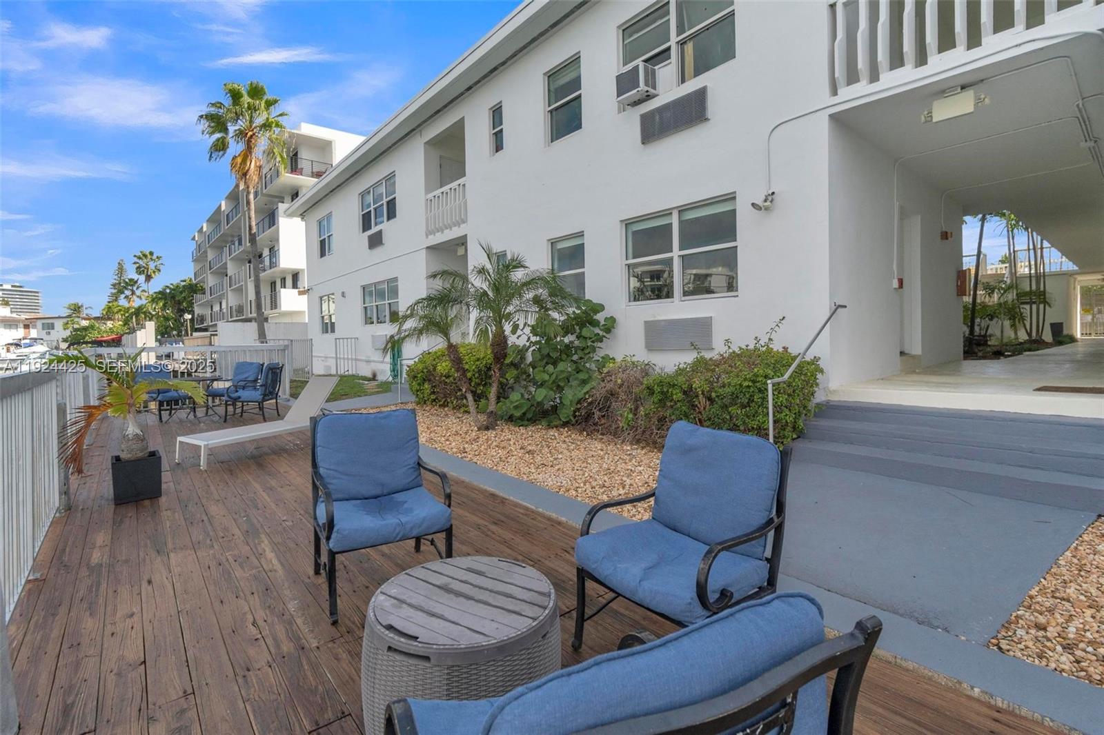 8080 Tatum Waterway Dr #25 Miami Beach, FL 33141