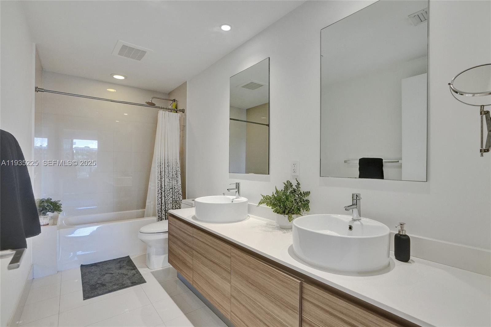 121 NE 34th St #902 Miami, FL 33137