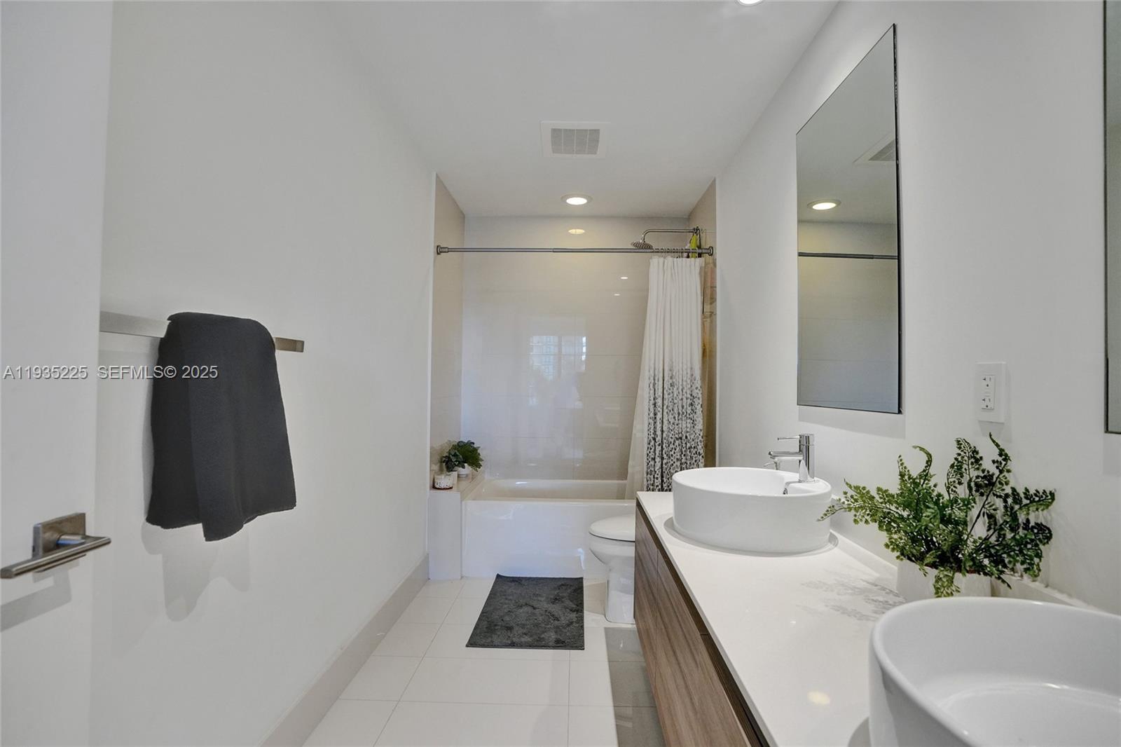 121 NE 34th St #902 Miami, FL 33137