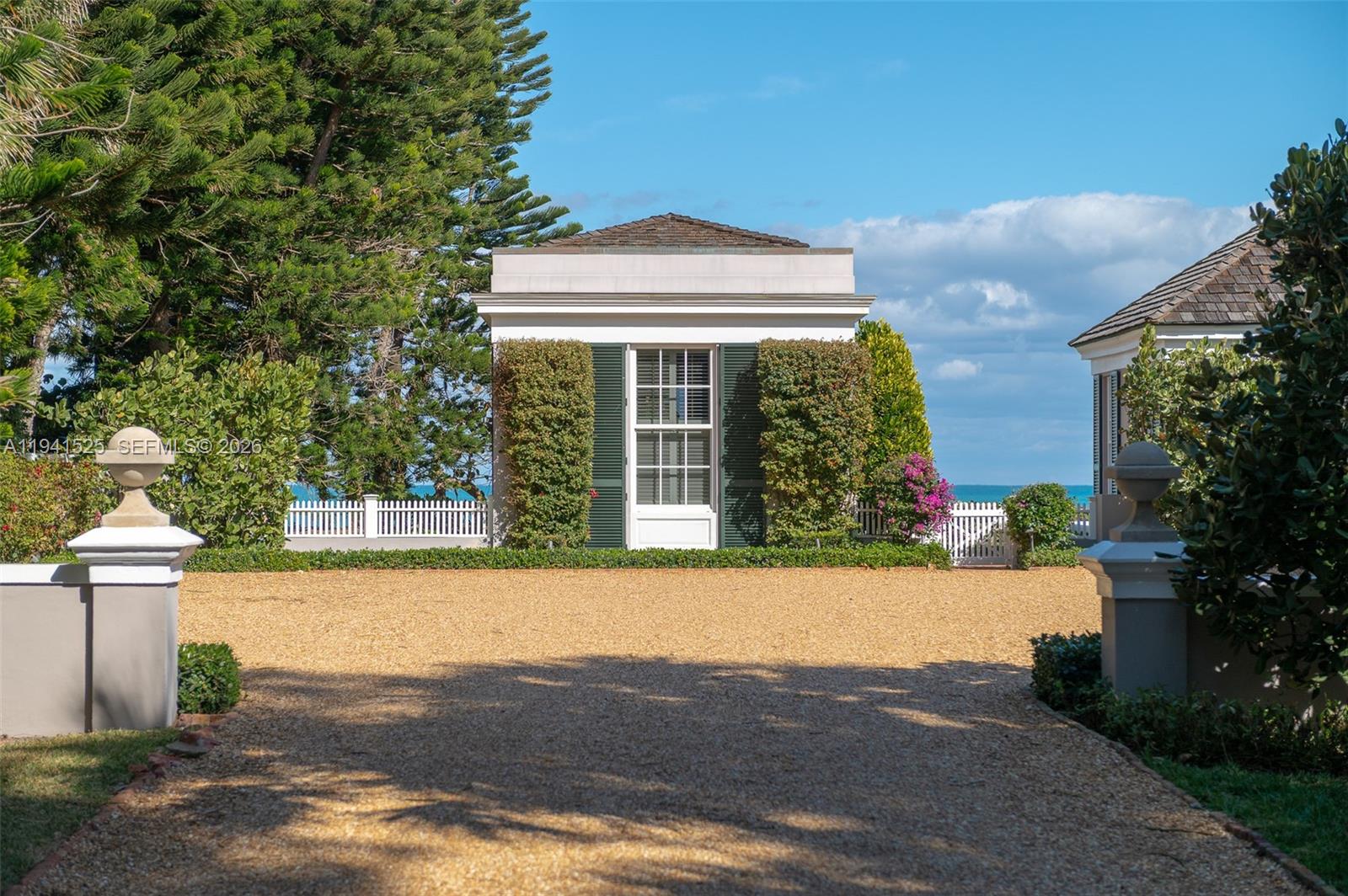 21 S Beach Rd Jupiter Island, FL 33455