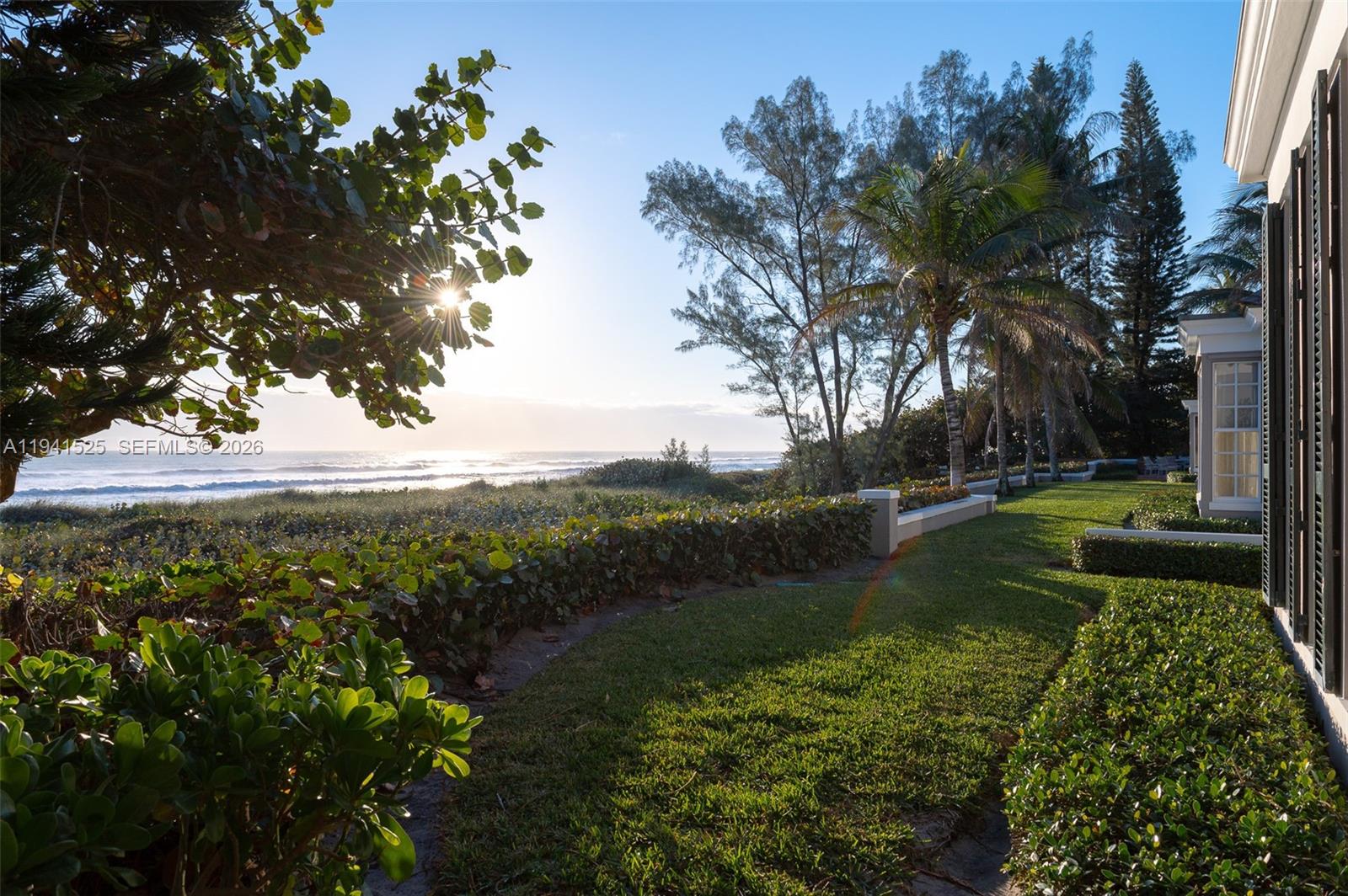 21 S Beach Rd Jupiter Island, FL 33455