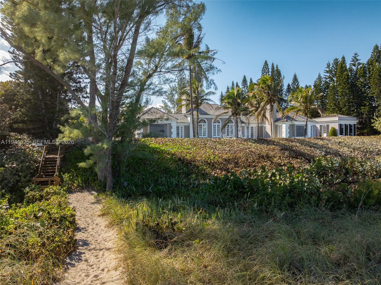 21 S Beach Rd Jupiter Island, FL 33455