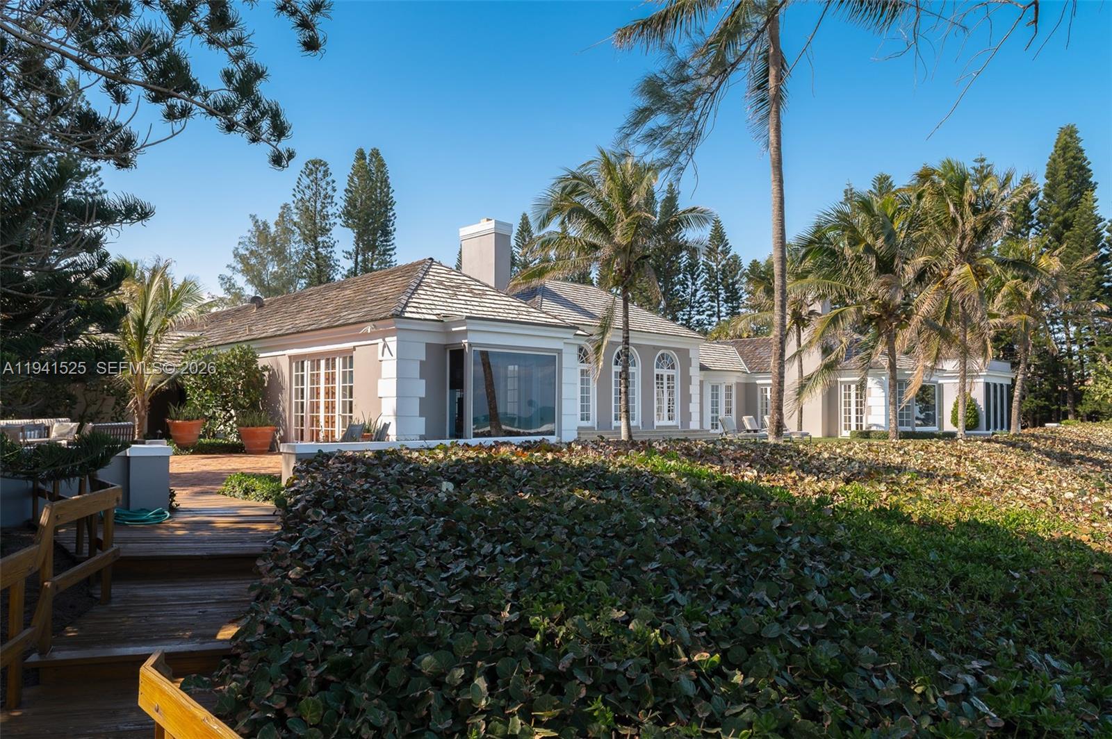 21 S Beach Rd Jupiter Island, FL 33455