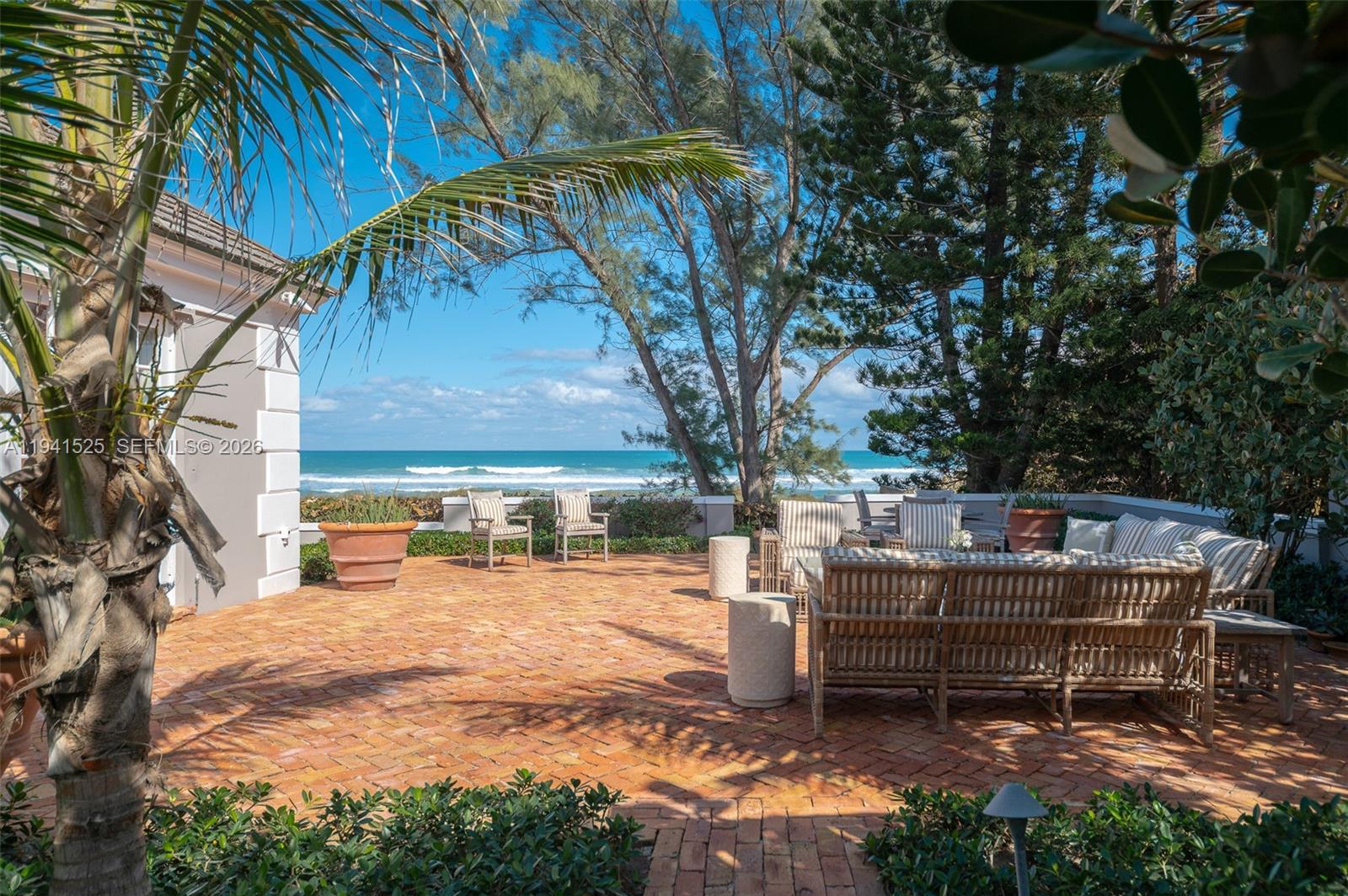 21 S Beach Rd Jupiter Island, FL 33455