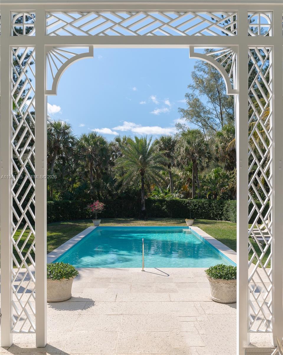 21 S Beach Rd Jupiter Island, FL 33455