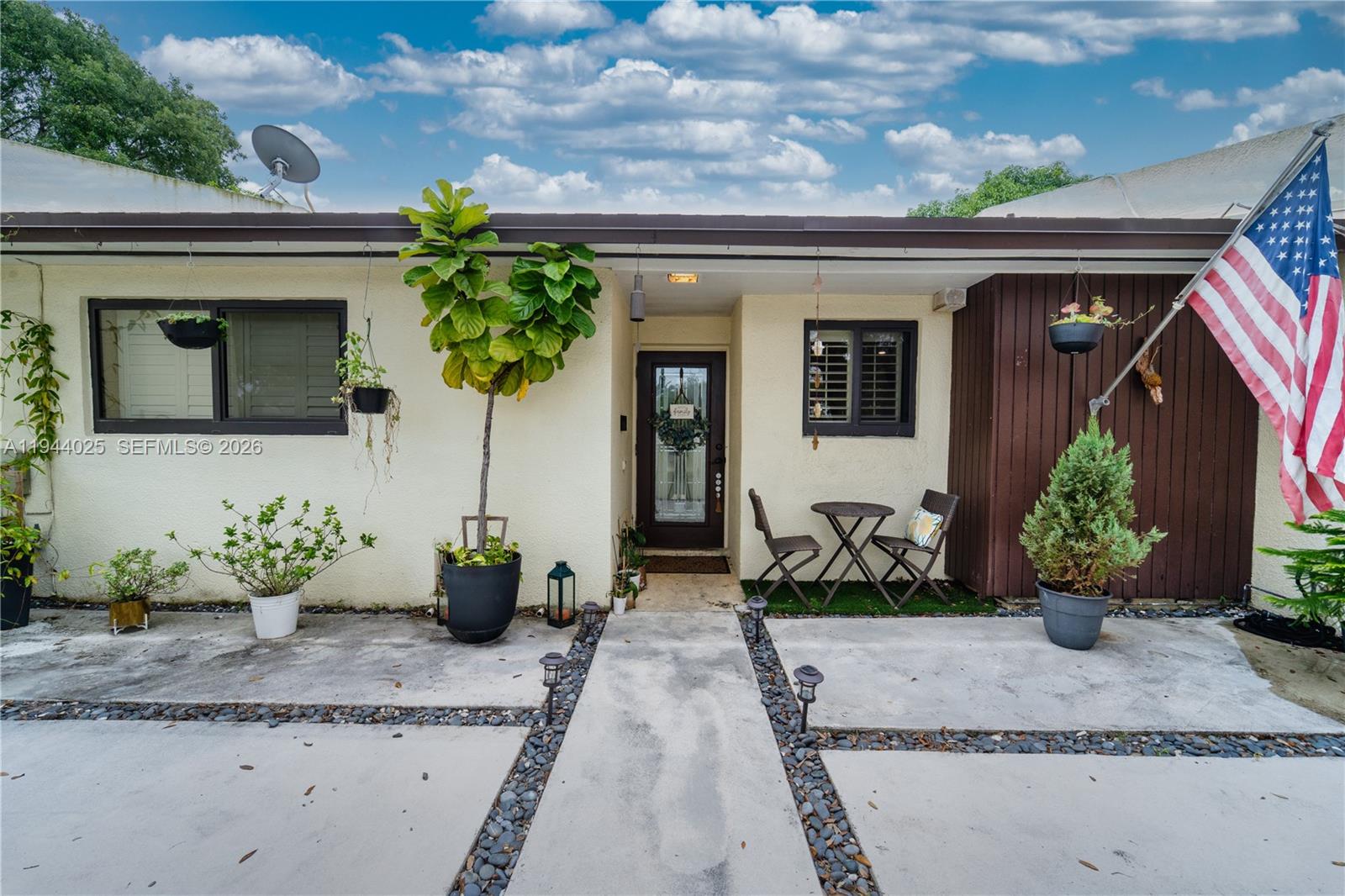 13932 Kendale Lks Dr Miami, FL 33183