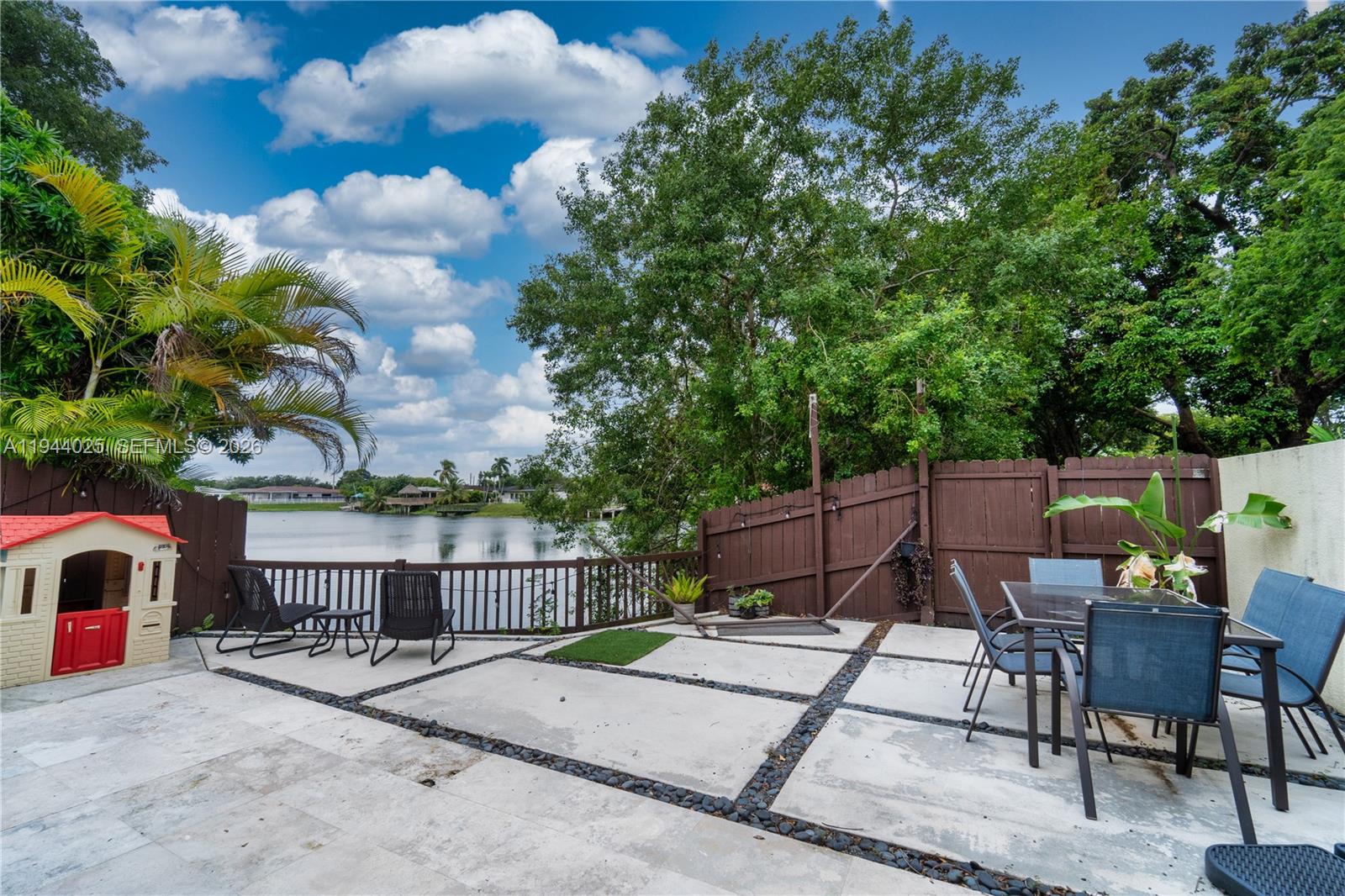 13932 Kendale Lks Dr Miami, FL 33183