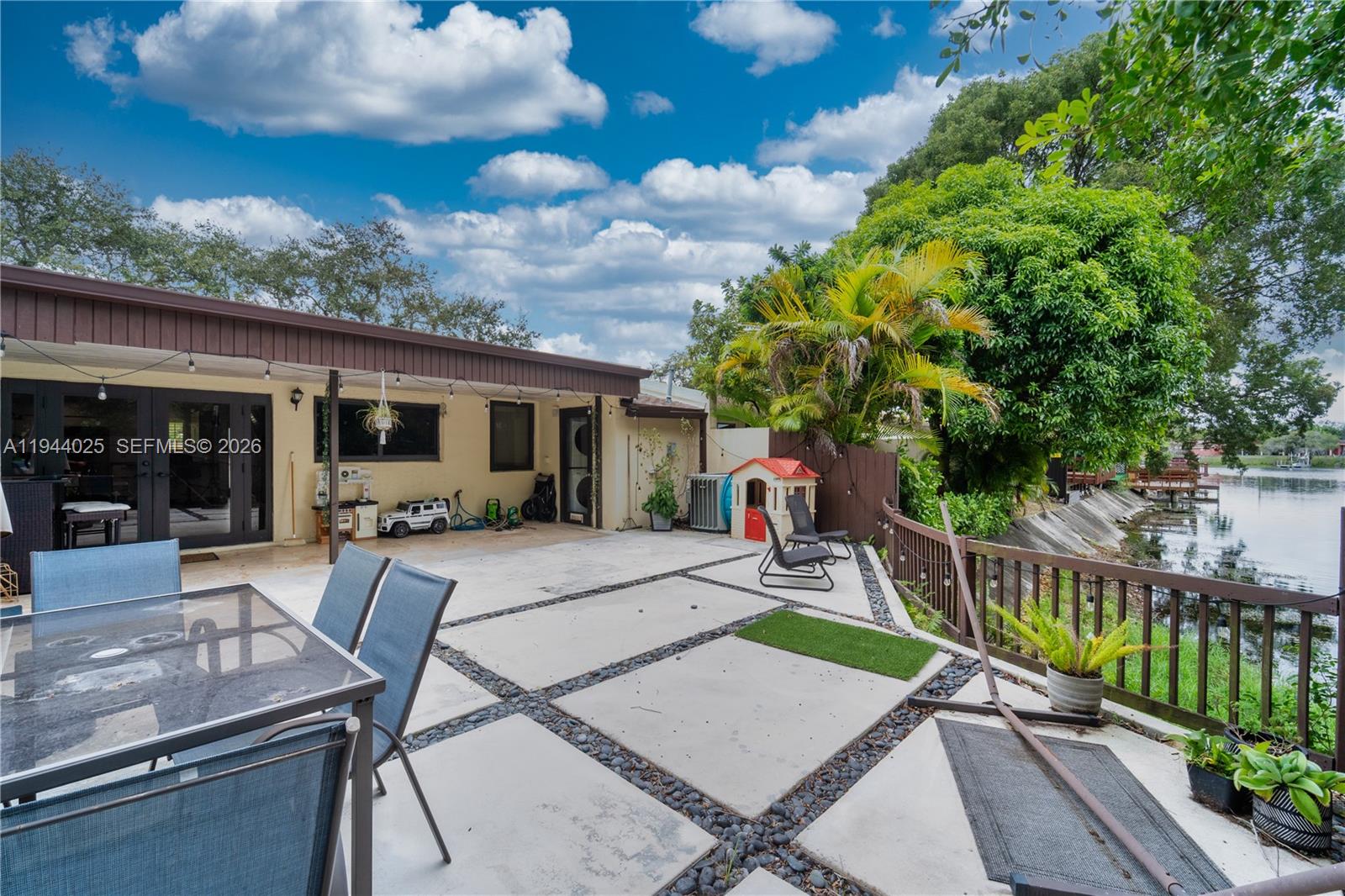 13932 Kendale Lks Dr Miami, FL 33183