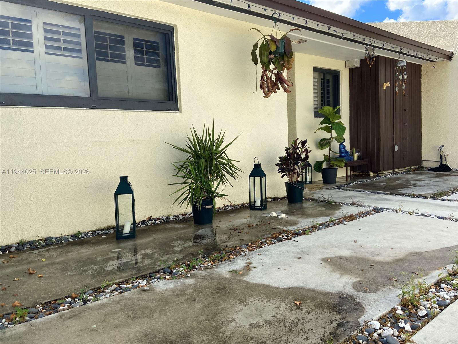 13932 Kendale Lks Dr Miami, FL 33183