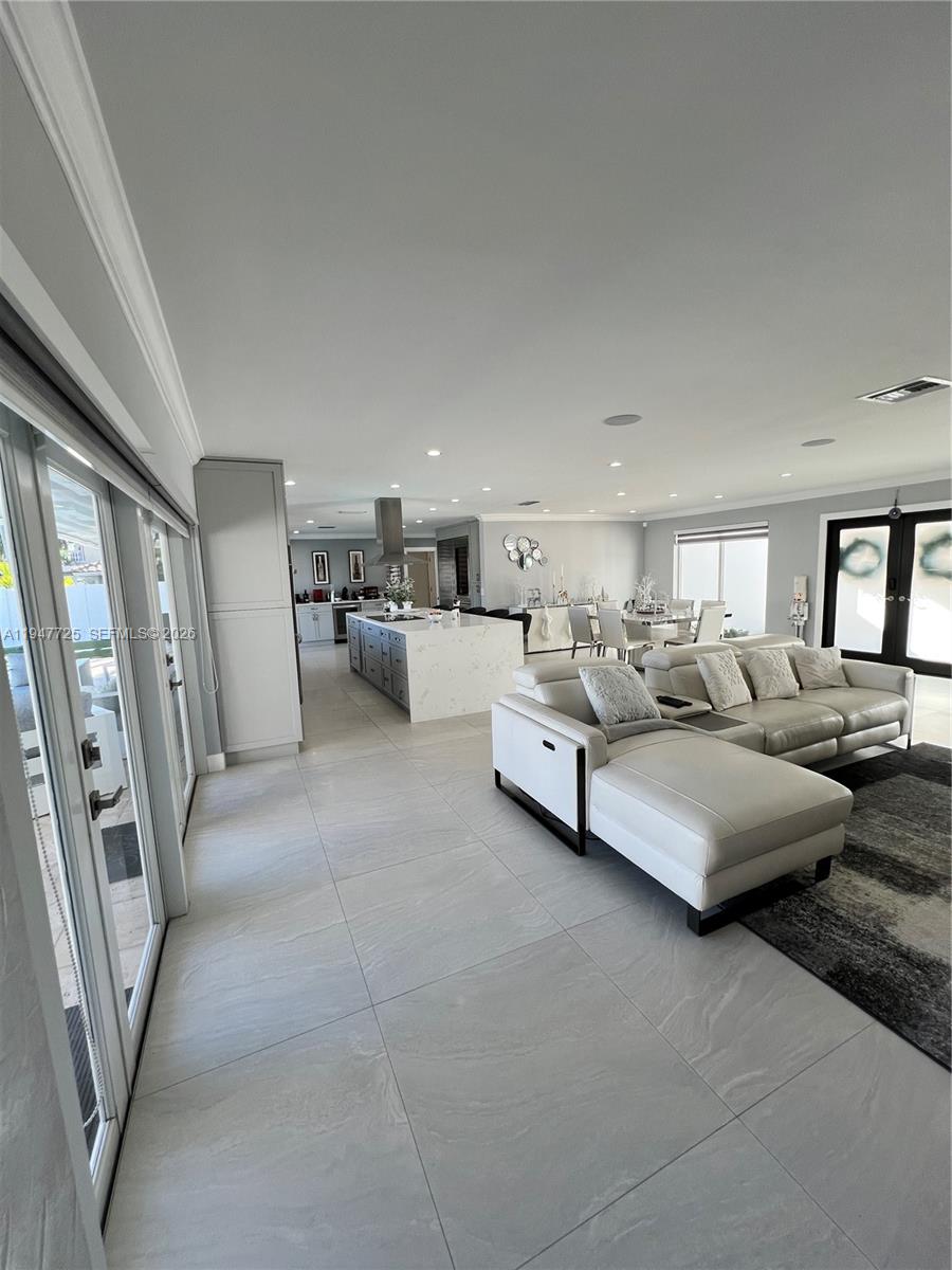 5510 Bayview Dr Fort Lauderdale, FL 33308