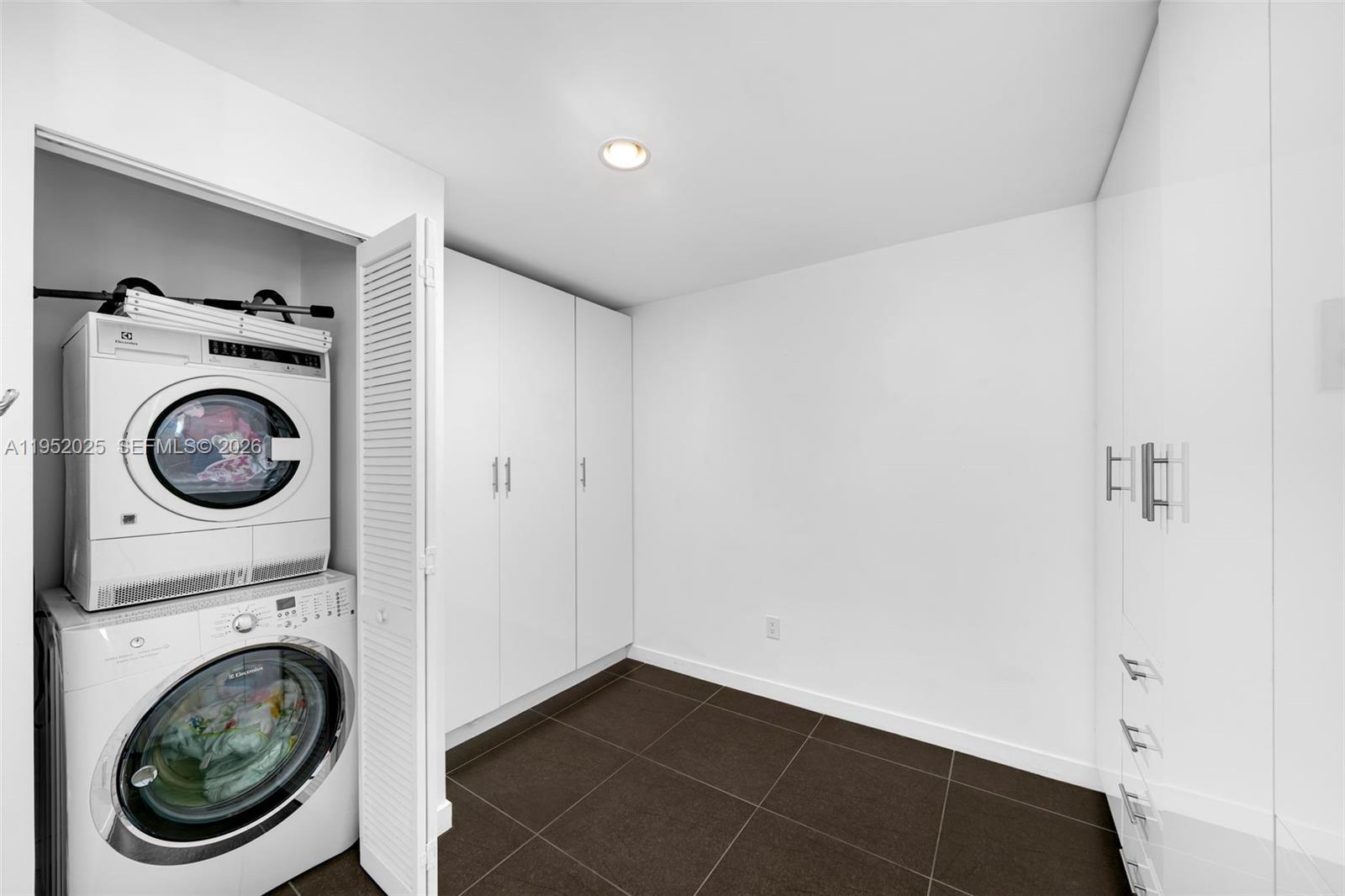 300 S Biscayne Blvd #L-410 Miami, FL 33131