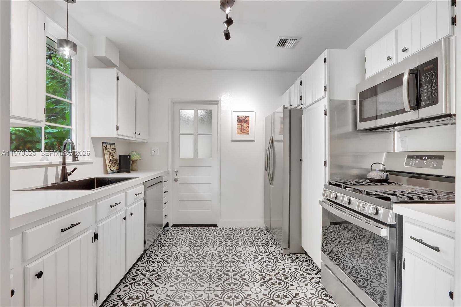 842 NW 9th Ct Miami, FL 33136