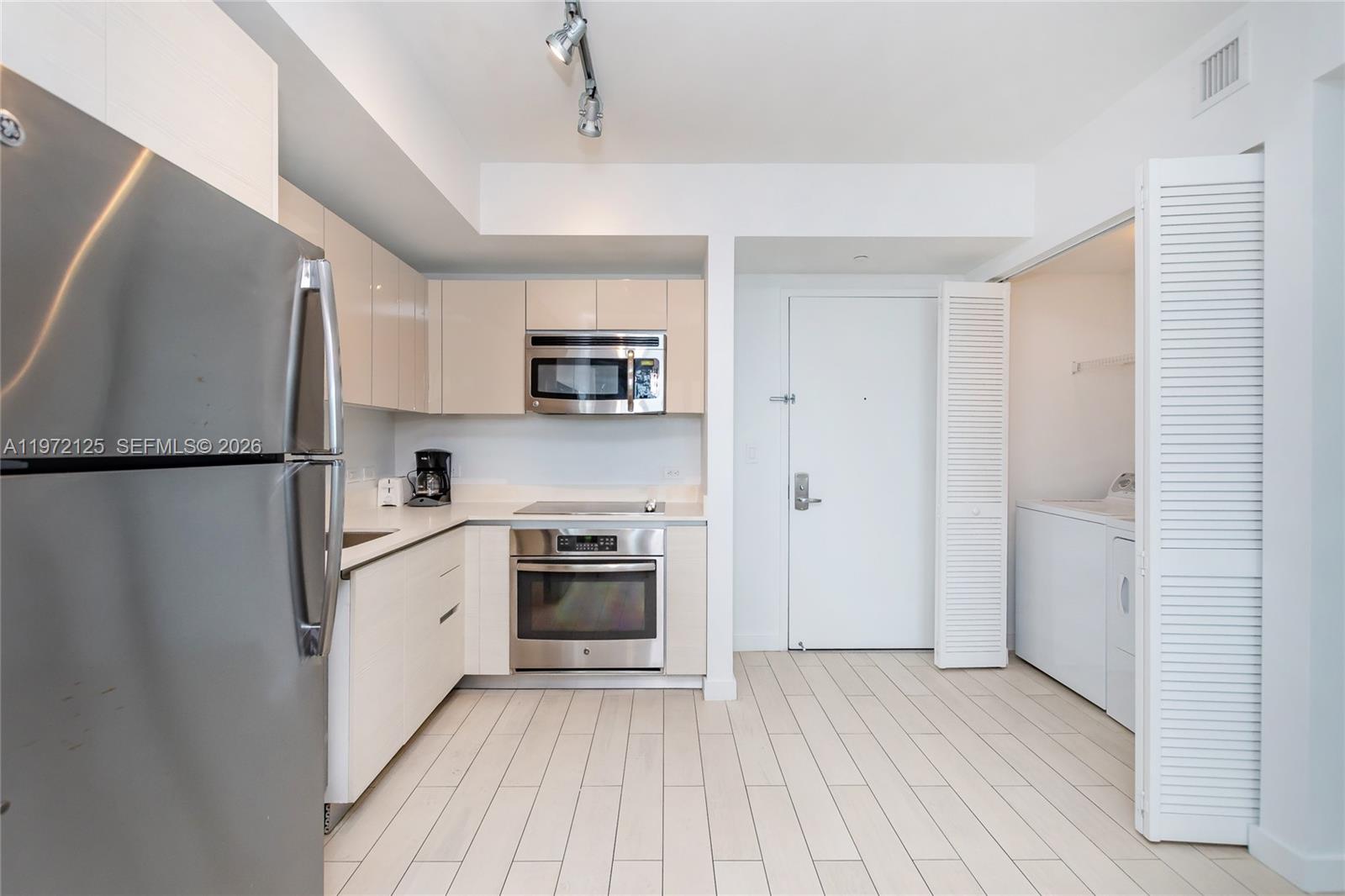 image Beachwalk Condominium14