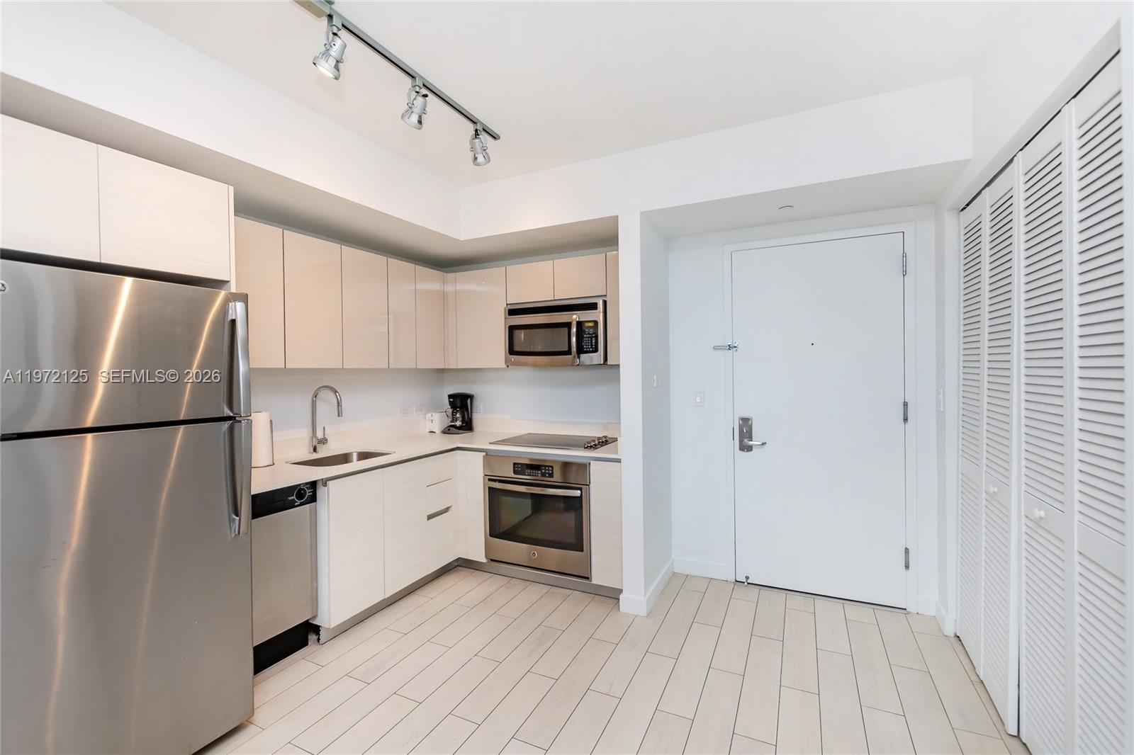 image Beachwalk Condominium15