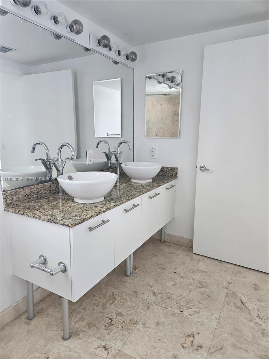 image Brickell on the River South30