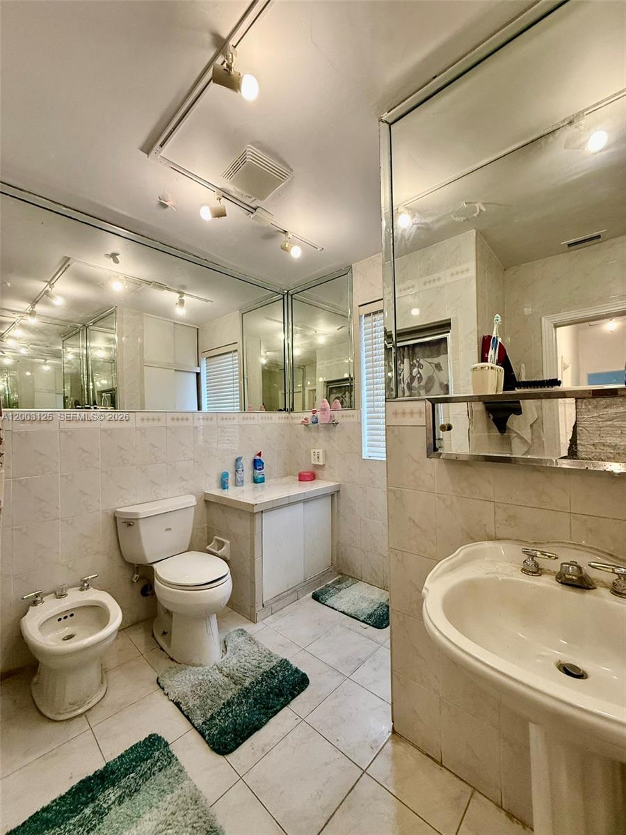 3000 NW 5th St Miami, FL 33125
