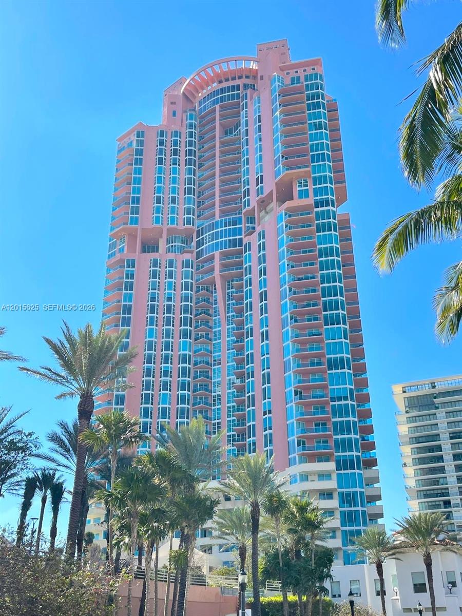 300 S Pointe Dr #704