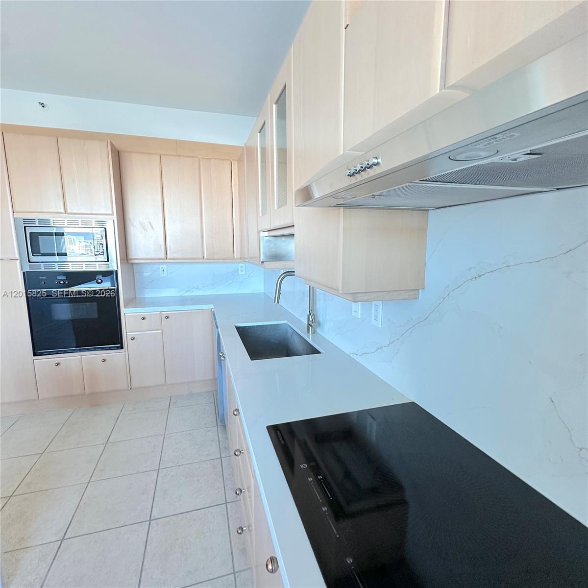 300 S Pointe Dr #704 Miami Beach, FL 33139