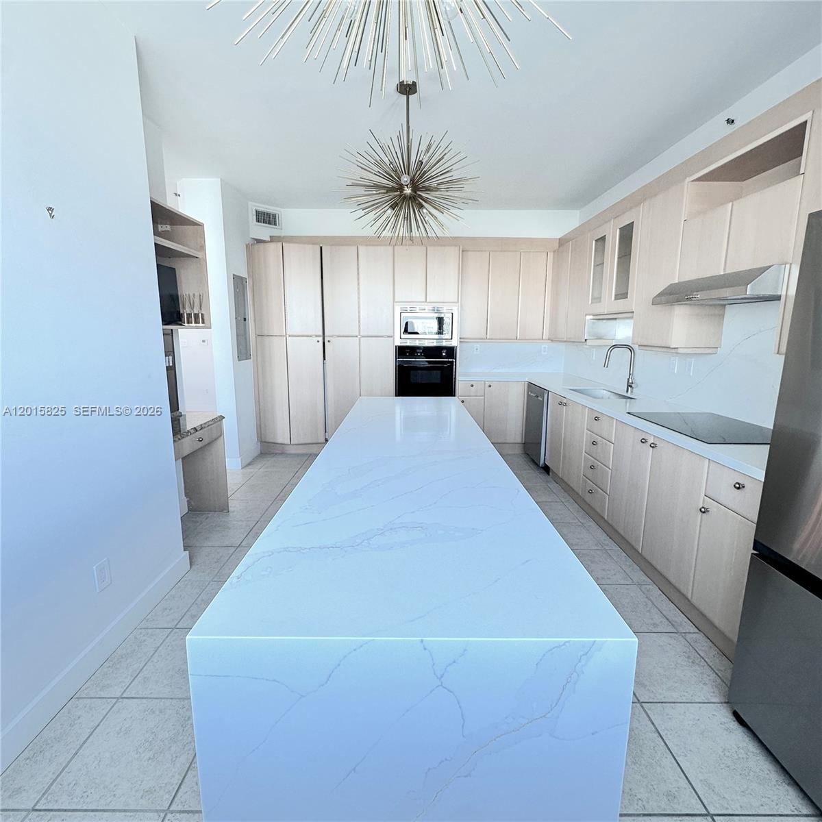 300 S Pointe Dr #704 Miami Beach, FL 33139