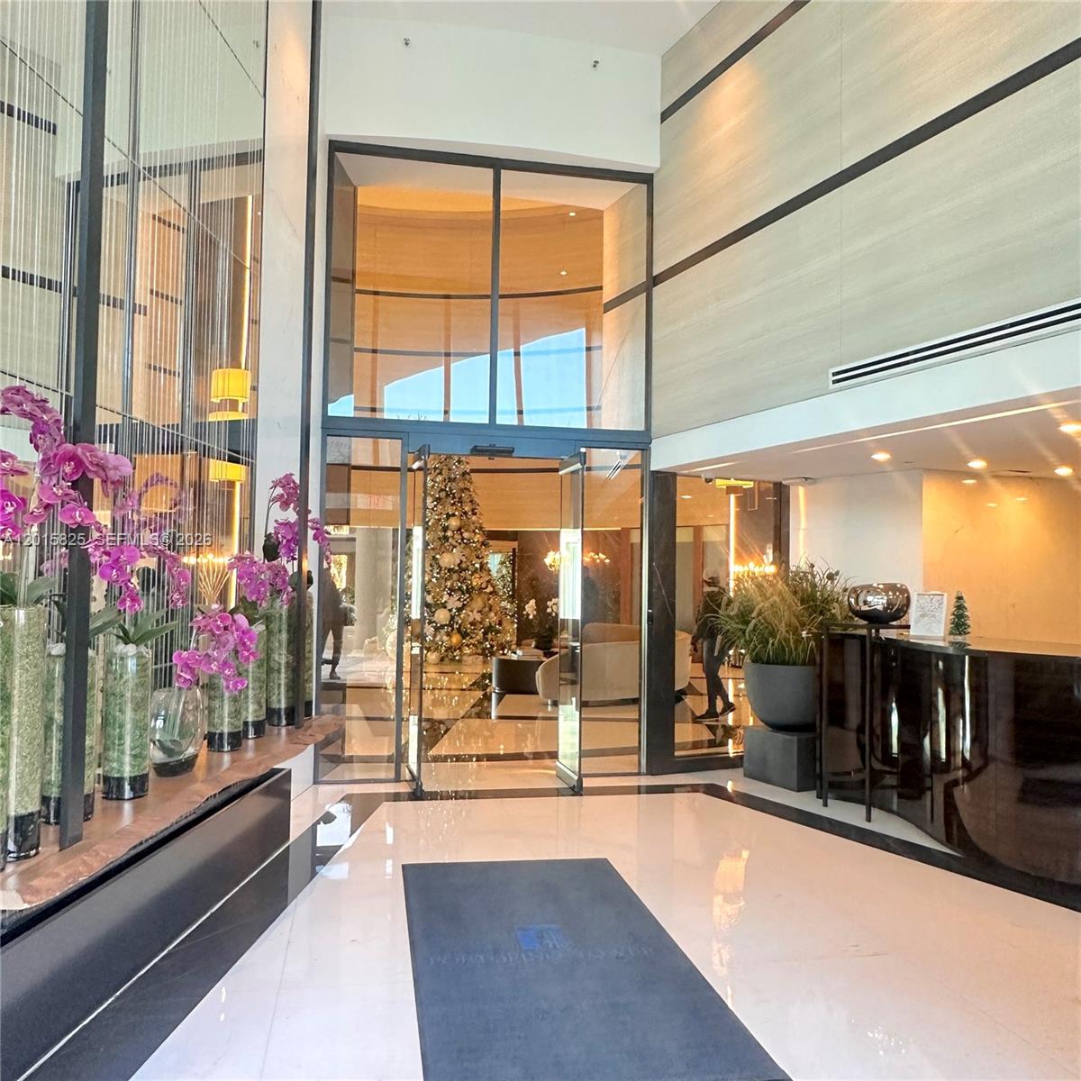 300 S Pointe Dr #704 Miami Beach, FL 33139