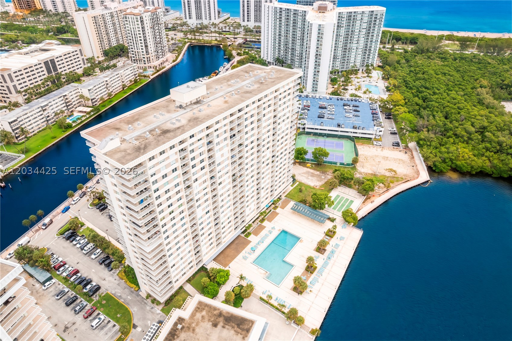 image Arlen House Condo47