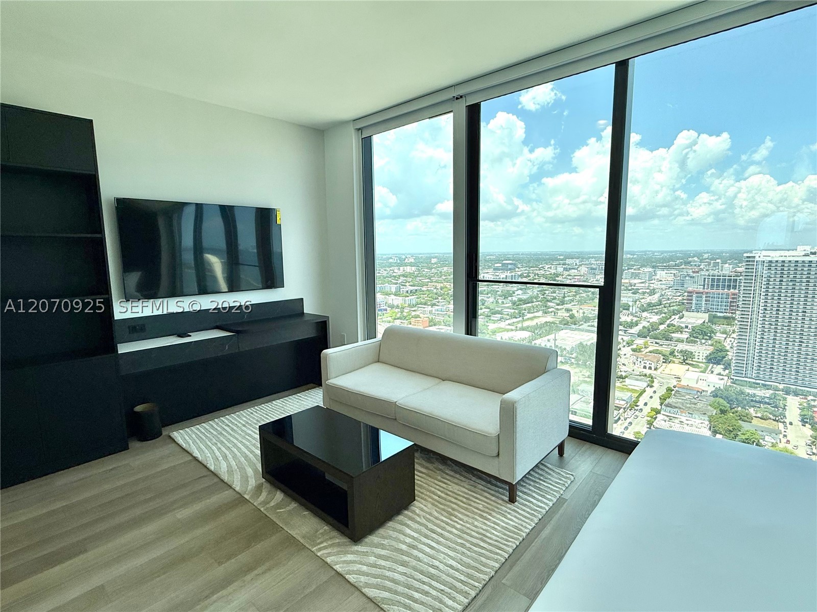 image E11EVEN Hotel & Residences3